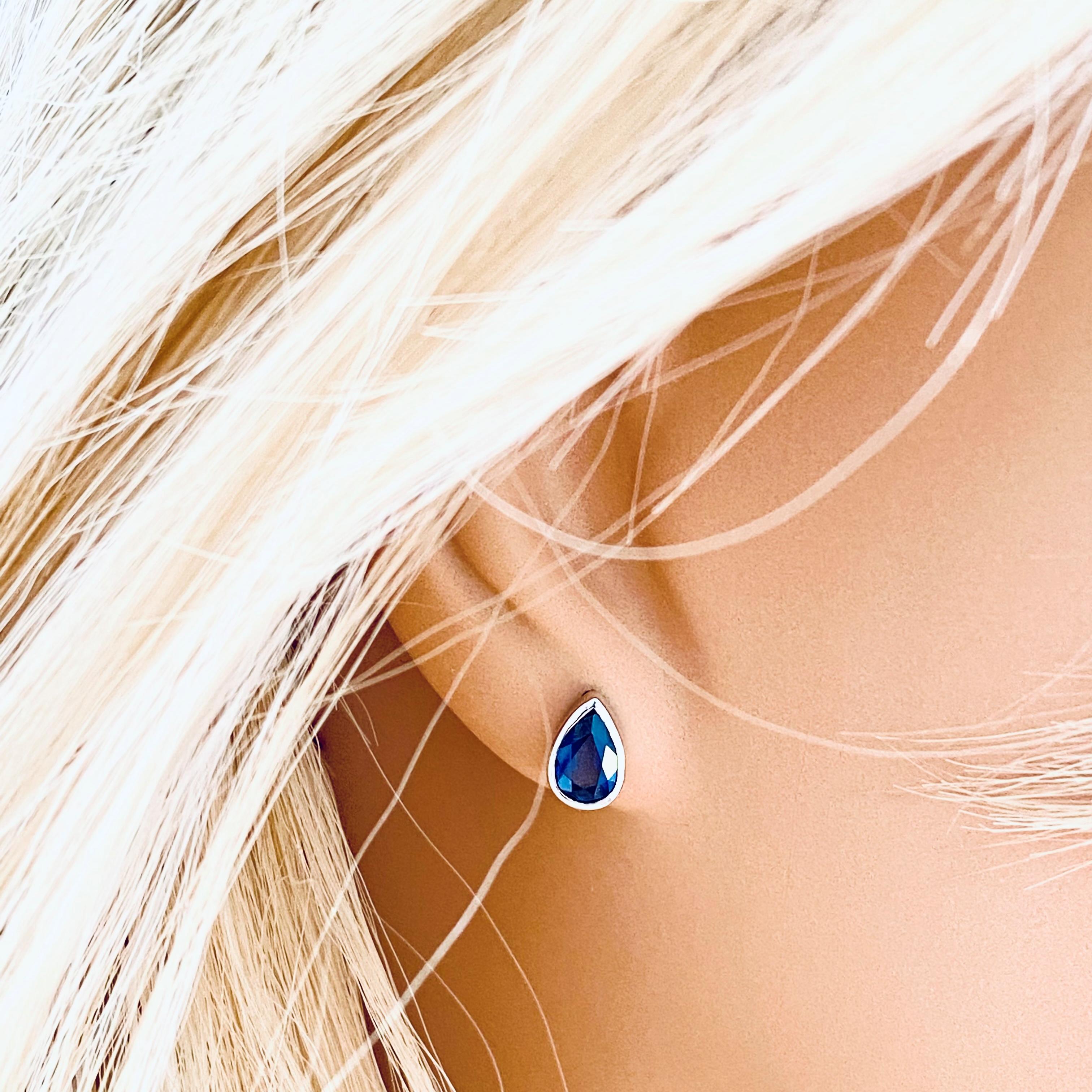 Contemporary White Gold Bezel Set Pair Blue Pear Shaped Sapphire Stud Earrings