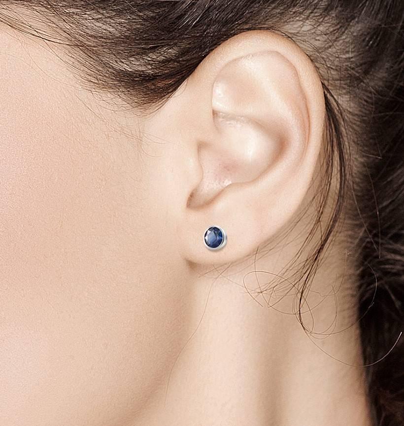 Contemporary White Gold Bezel Set Stud Earrings with Pair Sapphire Weighing 1.60 Carat 
