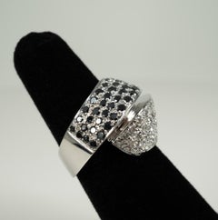 Bague en or blanc avec diamants noirs et blancs
