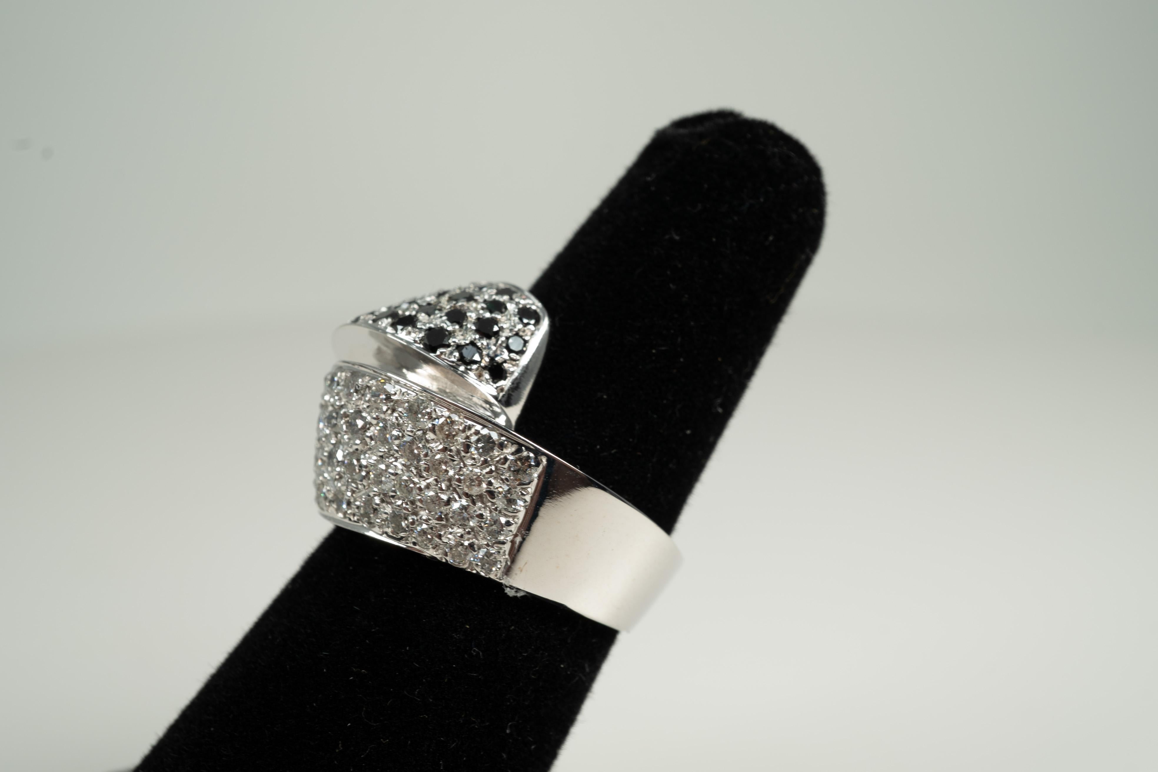 Round Cut White Gold Black and White Diamond Ring For Sale