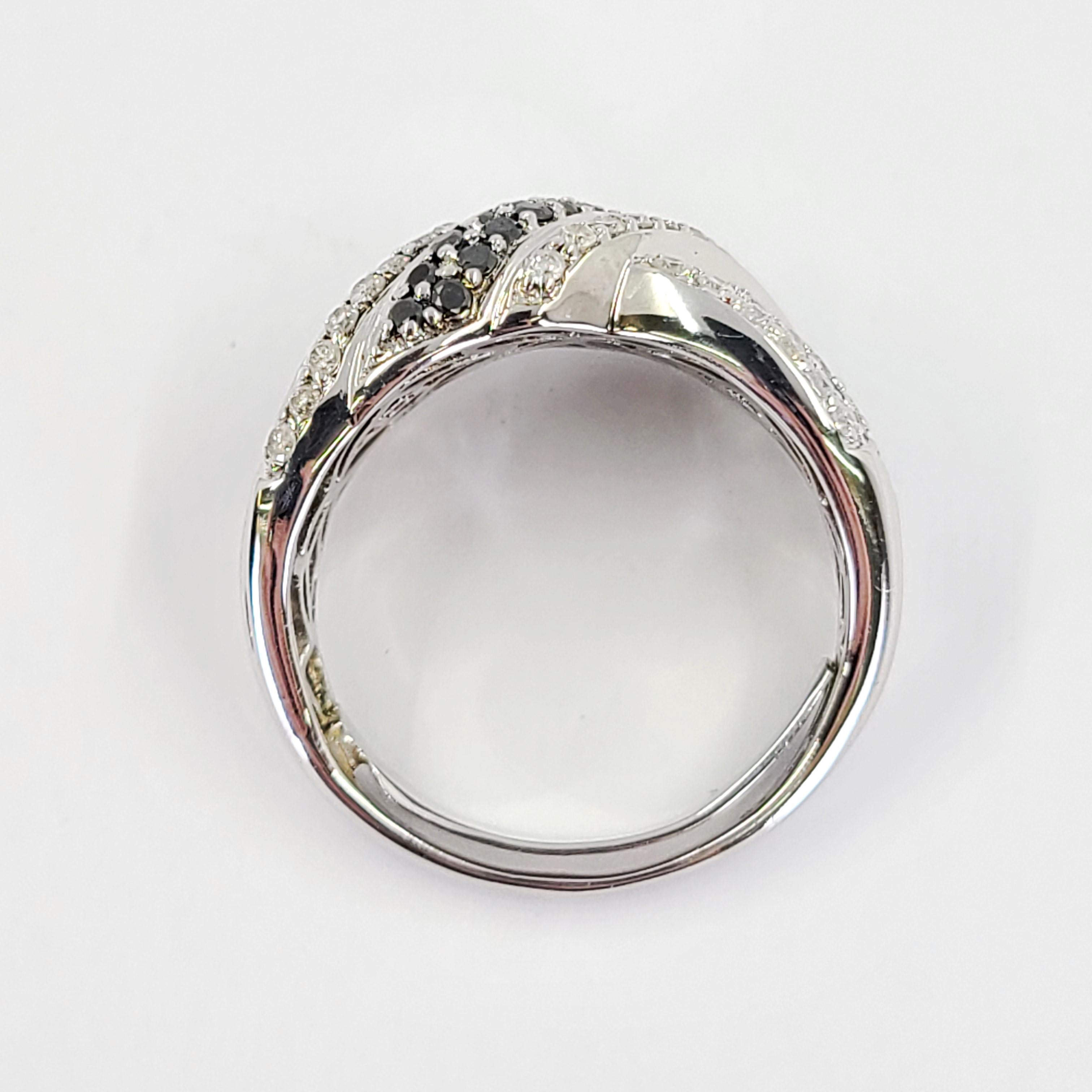 Crossover-Ring aus Weißgold mit schwarzem Diamant im Zustand „Gut“ in Coral Gables, FL