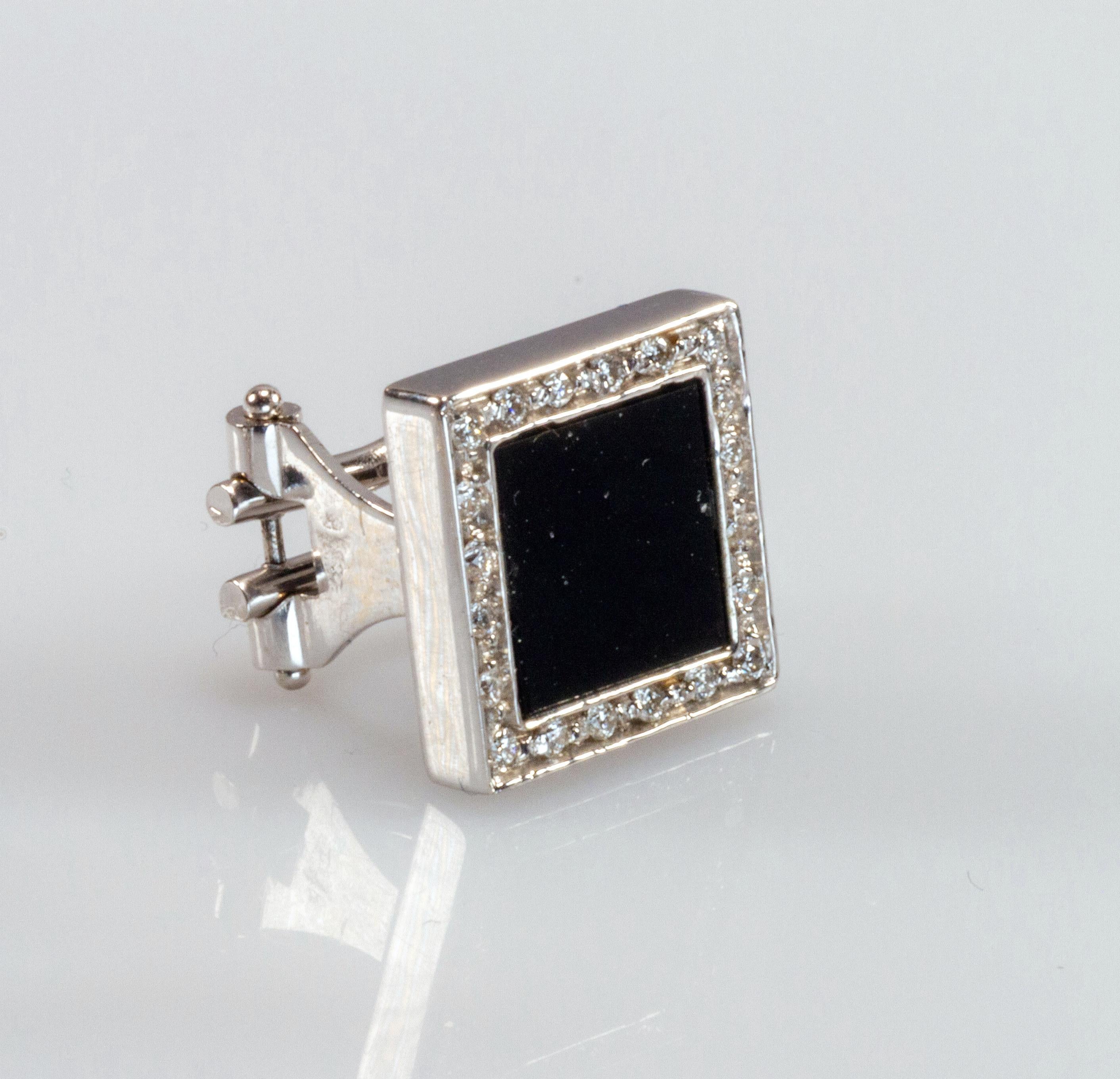 Elegant square earrings in 18-carat white gold with black onyx surrounded by diamonds.
These earrings are handmade by an Italian craftsman.
They contain:
- 2 square blocks of black onyx, dimensions 9x9 mm
- 40 natural brilliant cut diamonds, color G
