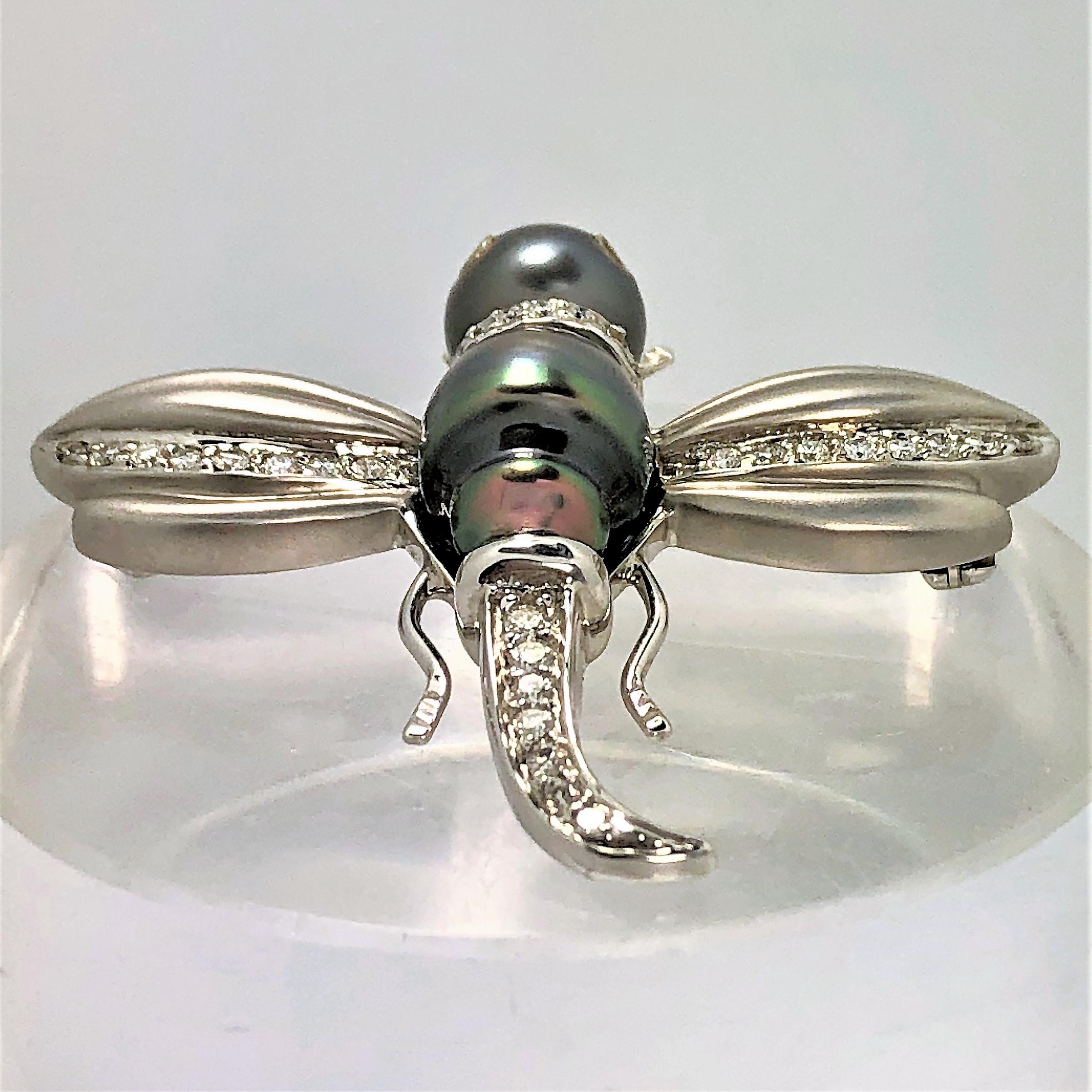 White Gold Black Pearl and Diamond Flying Insect Brooch In Excellent Condition In Palm Beach, FL