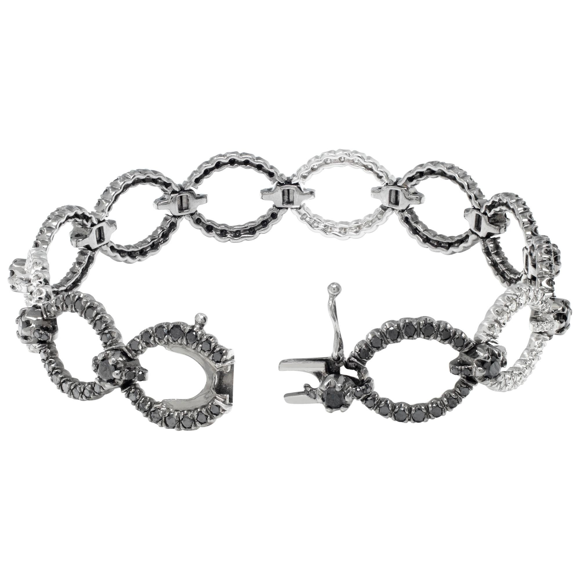 Bracelet à maillons ovales en diamant noir et blanc en or blanc 18k. Diamant rond de taille brillant poids approx. : 1,00 carat. Diamants noirs poids approx. : 3,00 carats. Longueur : 7,00 pouces.
