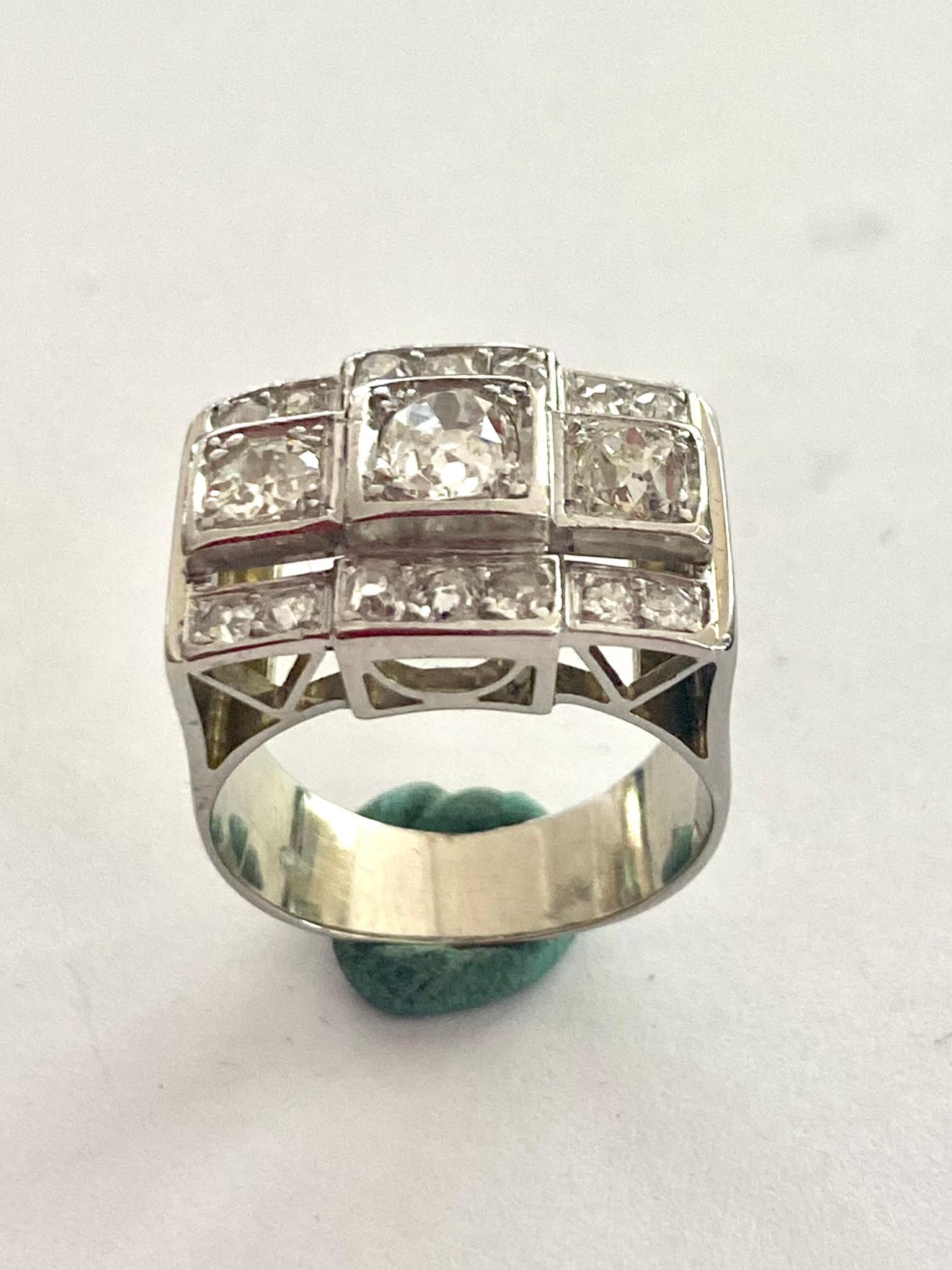 Ein 14K. (585/-) Weißgoldring, rechteckiges Modell mit 17 Diamanten im alten europäischen Schliff.
Diamantgewicht: 1,80 ct Qualität: verschiedene Si/P3 Farbe: F-L
Gewicht: 10,58 Gramm
größe: 18x13x6 mm
Ringgröße: 17 (53.5) USA: 6.5 UK: N
Hergestellt
