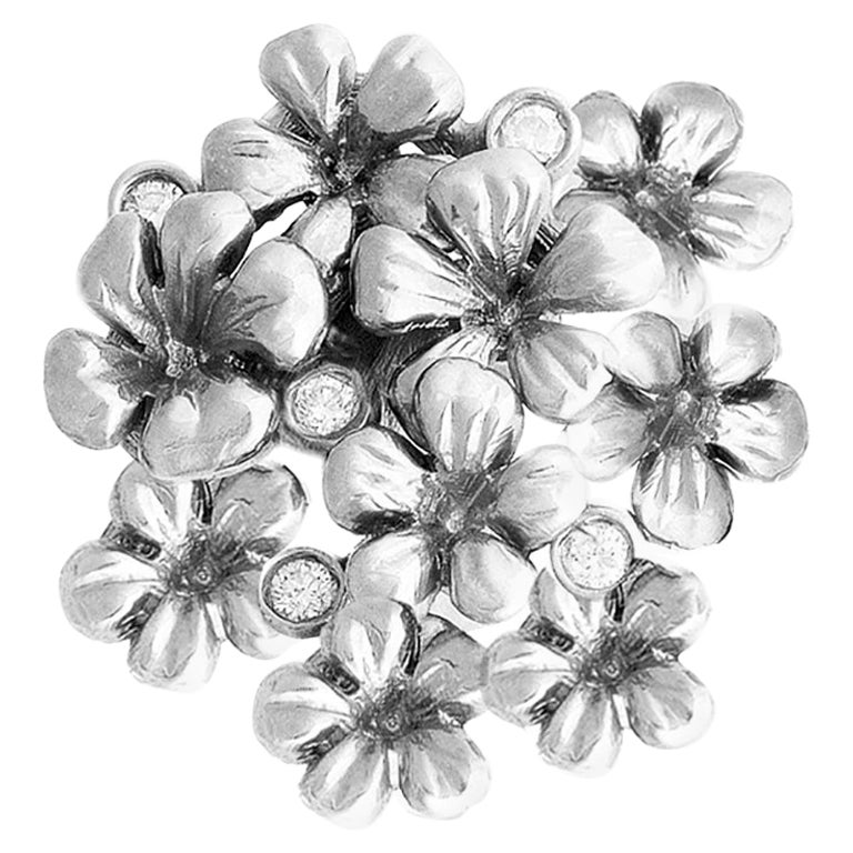 Broche sculpturale en forme de fleur en or blanc de style moderne avec diamants par l'artiste