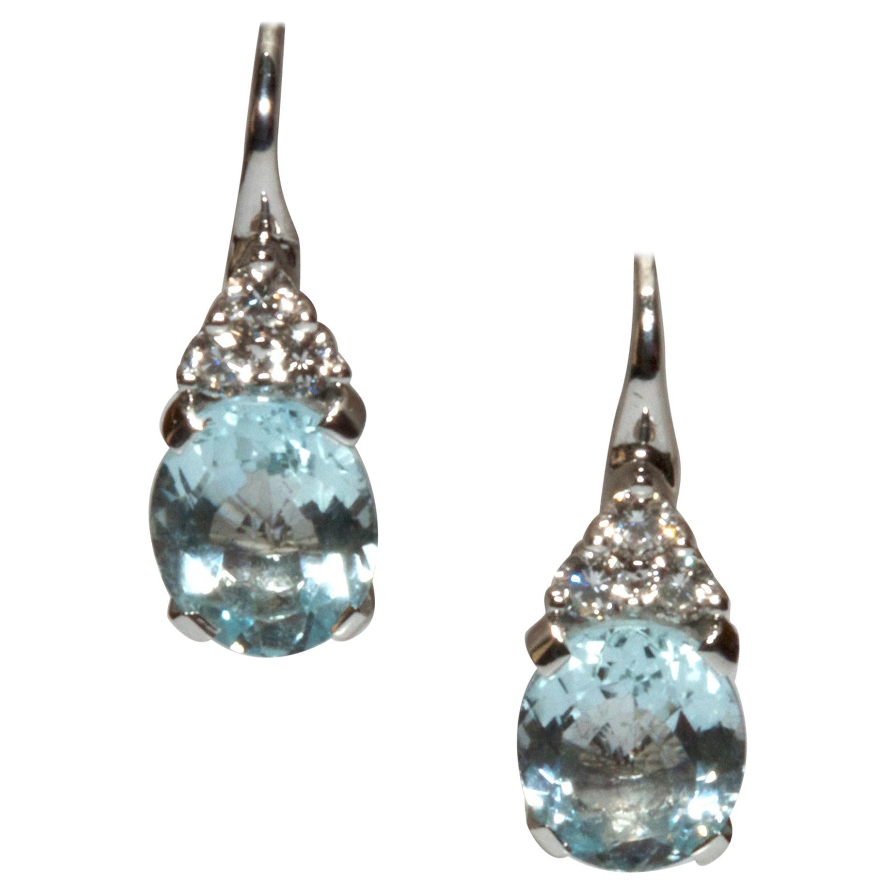 White Gold 18k Blue Aquamarine and Diamond Earrings For Sale