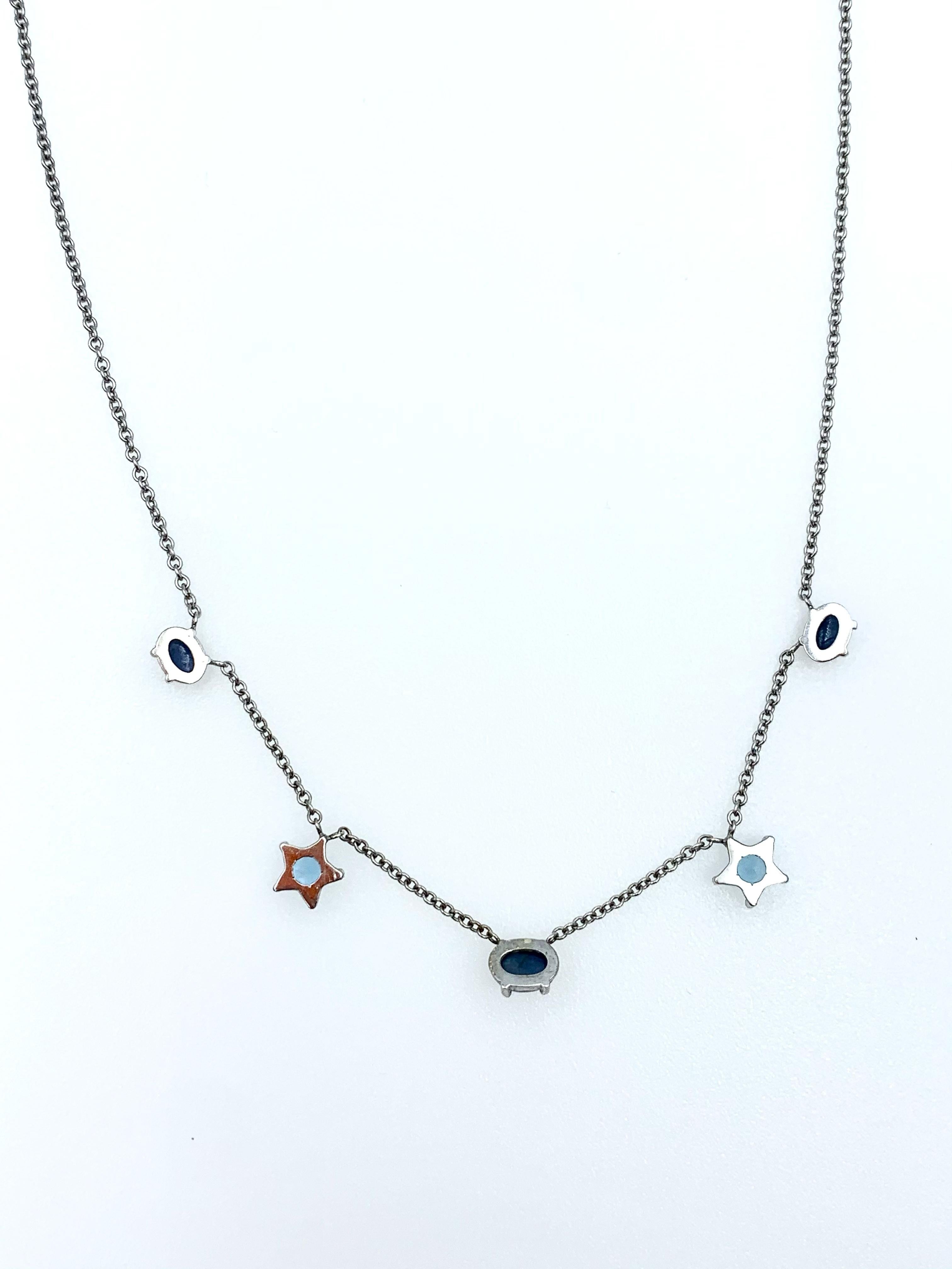 Contemporain Collier ras du cou en or blanc avec chaîne en forme d'étoiles en saphir bleu cabochon et topaze bleue en vente