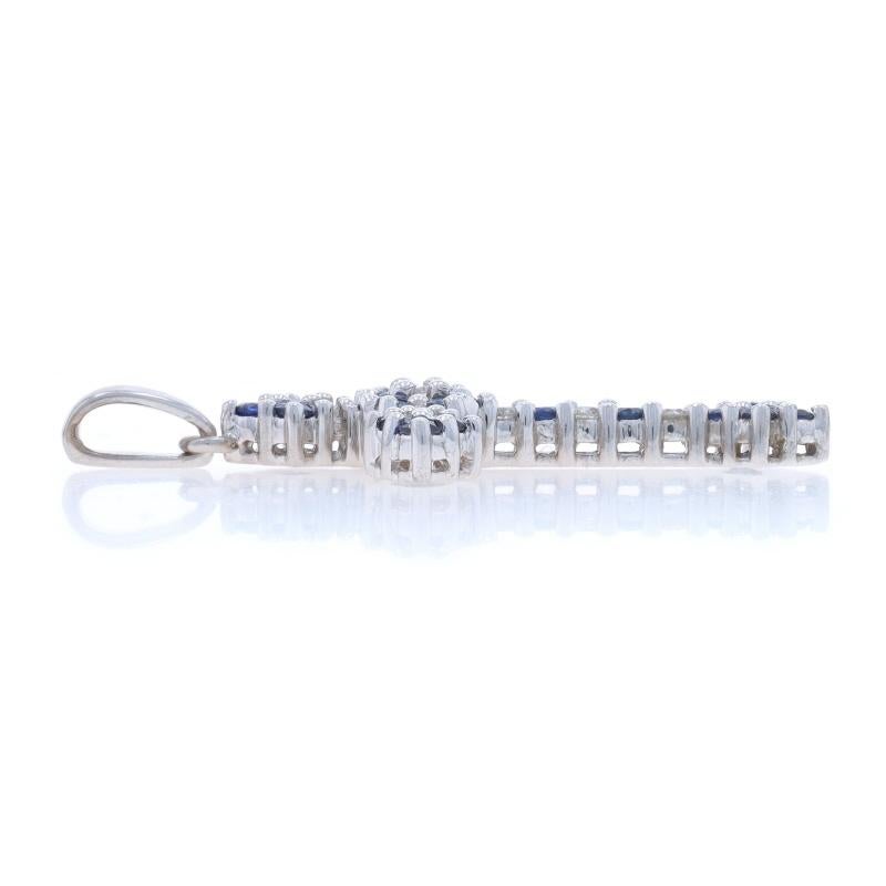 Taglio rotondo Ciondolo a croce in oro bianco con zaffiro blu e diamante - 14k Fede tonda .71ctw in vendita