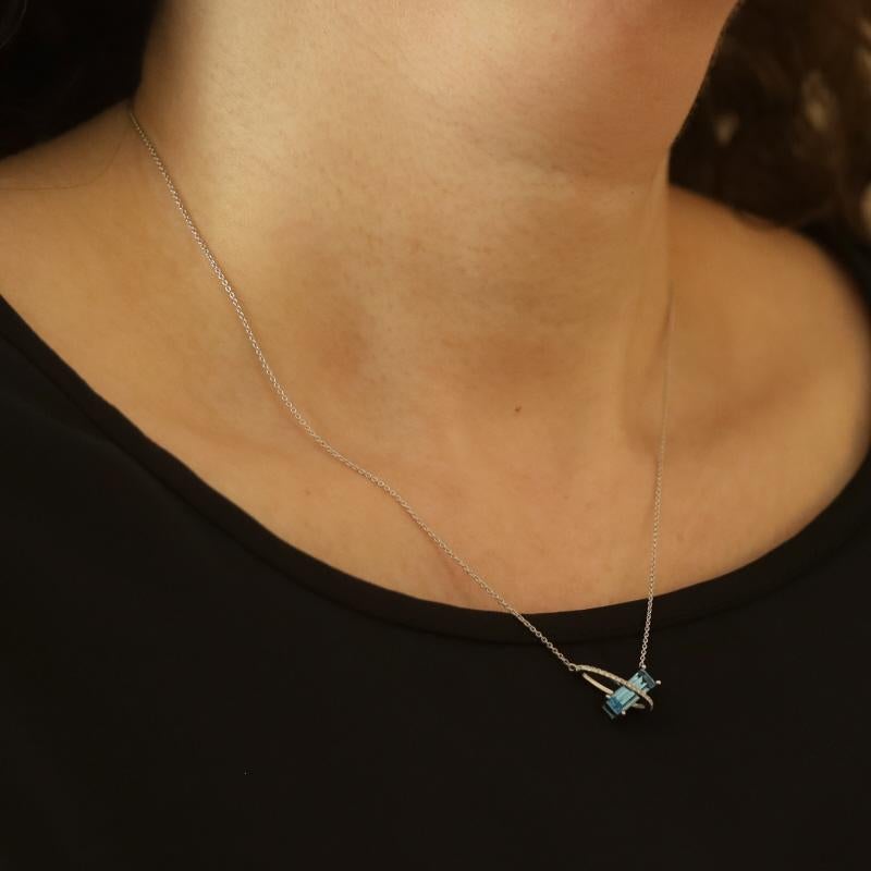 Collana incrociata in oro bianco con diamante e topazio blu da 18