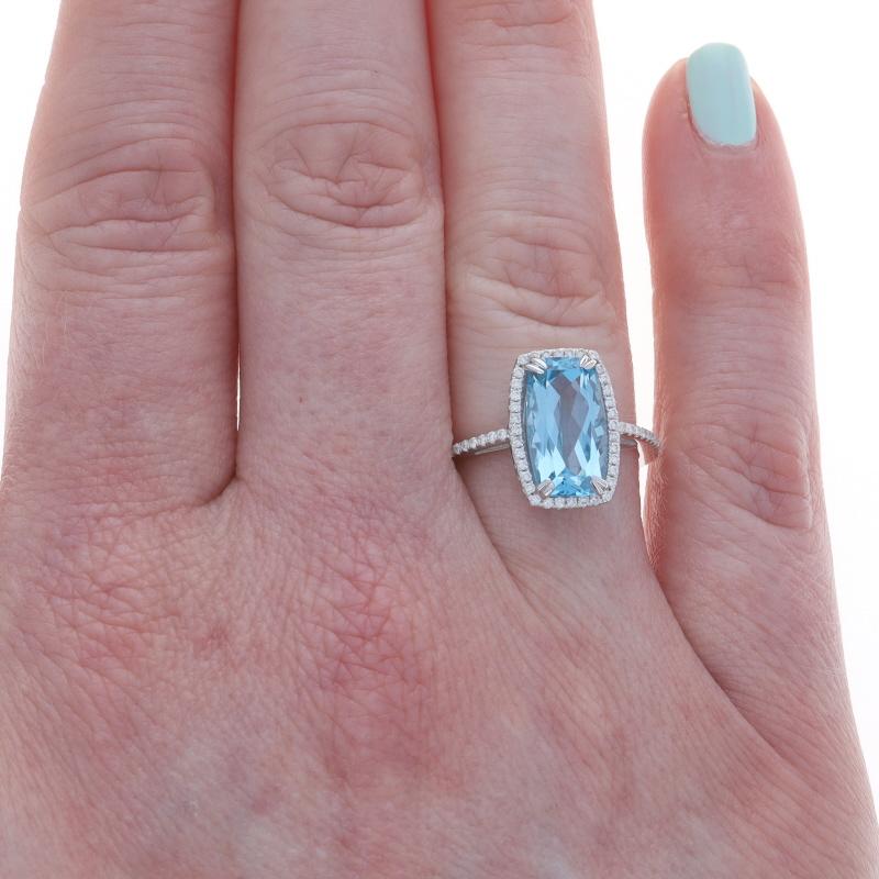 Taille coussin Bague en or blanc avec halo de diamants et topaze bleue - 14k Octagonal Coussin 3.73ctw en vente