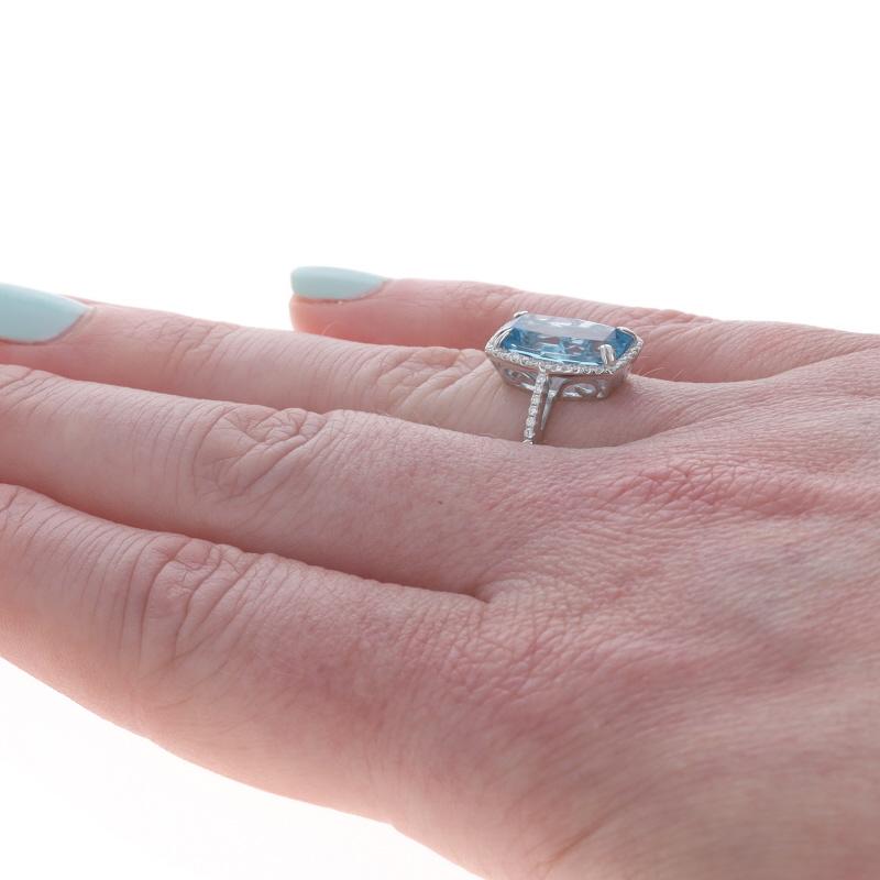 Bague en or blanc avec halo de diamants et topaze bleue - 14k Octagonal Coussin 3.73ctw Unisexe en vente