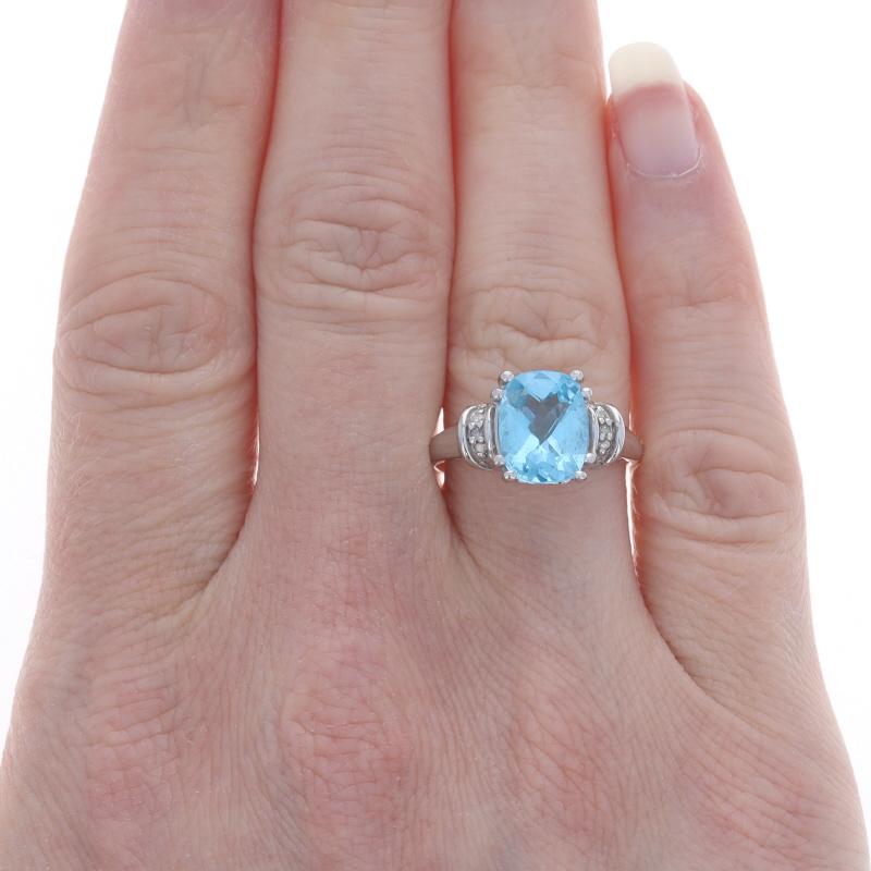 Taglio cuscino Anello in oro bianco con topazio blu e diamanti - 10k Cushion Checkerboard 3.04ctw in vendita