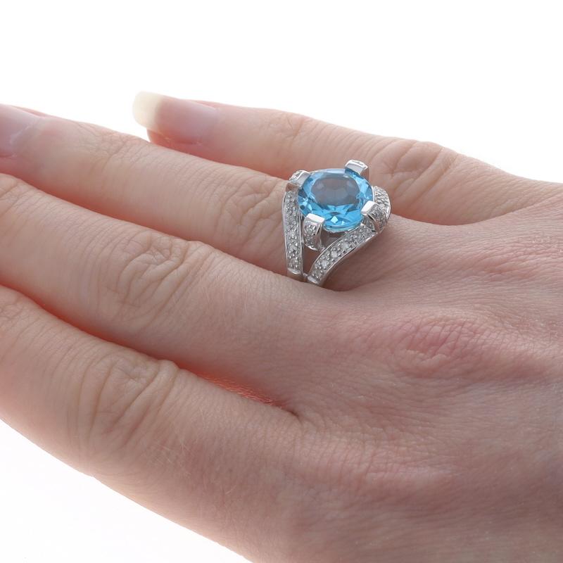 White Gold Blue Topaz & Diamond Ring - 10k Modified Round 3.25ctw In Excellent Condition For Sale In Greensboro, NC