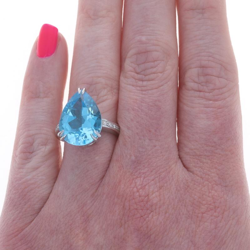 Taglio a goccia Anello in oro bianco con diamanti e topazio blu - 14k Pear 14,31ctw in vendita