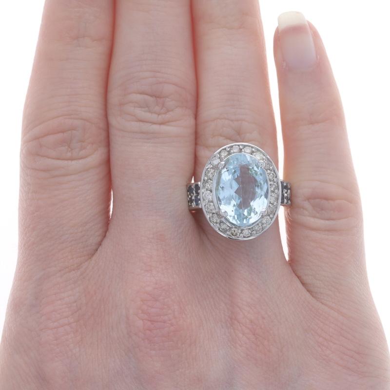 Taglio ovale Anello aureola in oro bianco con topazio blu, diamante e zaffiro - 14k Ovale 7,52ctw in vendita