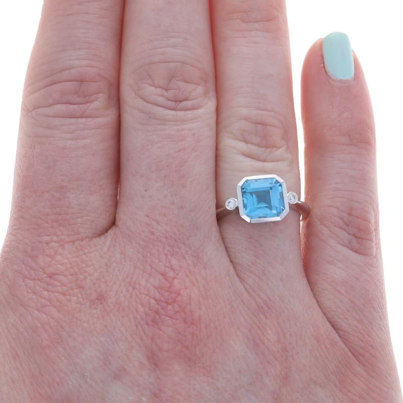 Quadrato Anello a tre pietre con diamante e topazio blu in oro bianco - 14k Square 3.30ctw in vendita