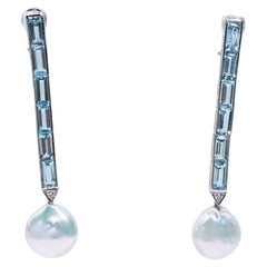 Boucles d'oreilles en or blanc, topaze bleue, diamants et perles de monnaie