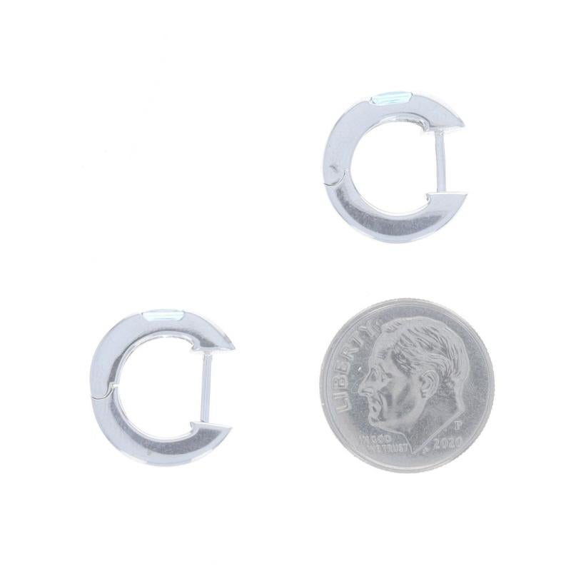 Contenu métallique : Or blanc 14k

Informations sur les pierres

Topaze bleue naturelle
Traitement : Amélioration de routine
Carat(s) : .74ctw
Coupe : Carré

Total des carats : .74ctw

Style : Huggie Hoop
Type de fermeture : Fermeture par