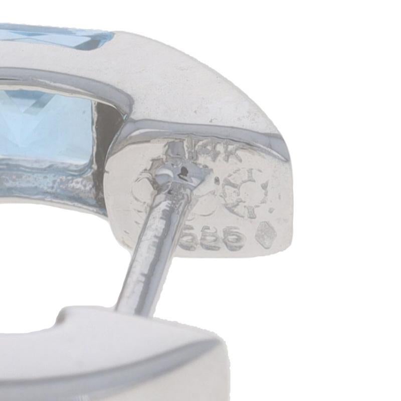 Taille carrée Boucles d'oreilles Huggie en or blanc avec topaze bleue - 14k Carré .74ctw Pierce en vente