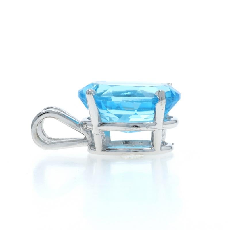 Taille ovale White Gold Blue Topaz Solitaire Pendant - 14k Oval 8.80ct en vente