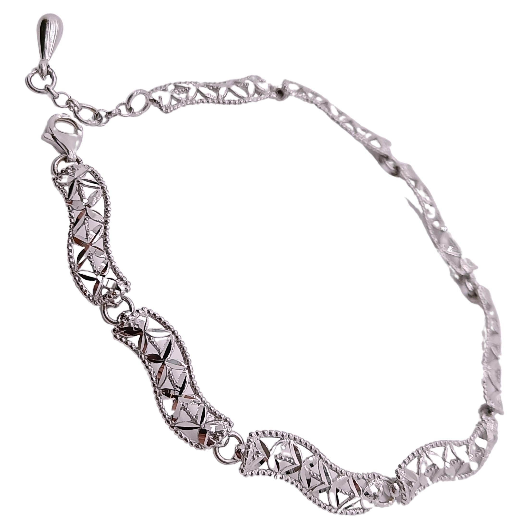 White gold bracelet 18k with workmanship that makes it bright For Sale