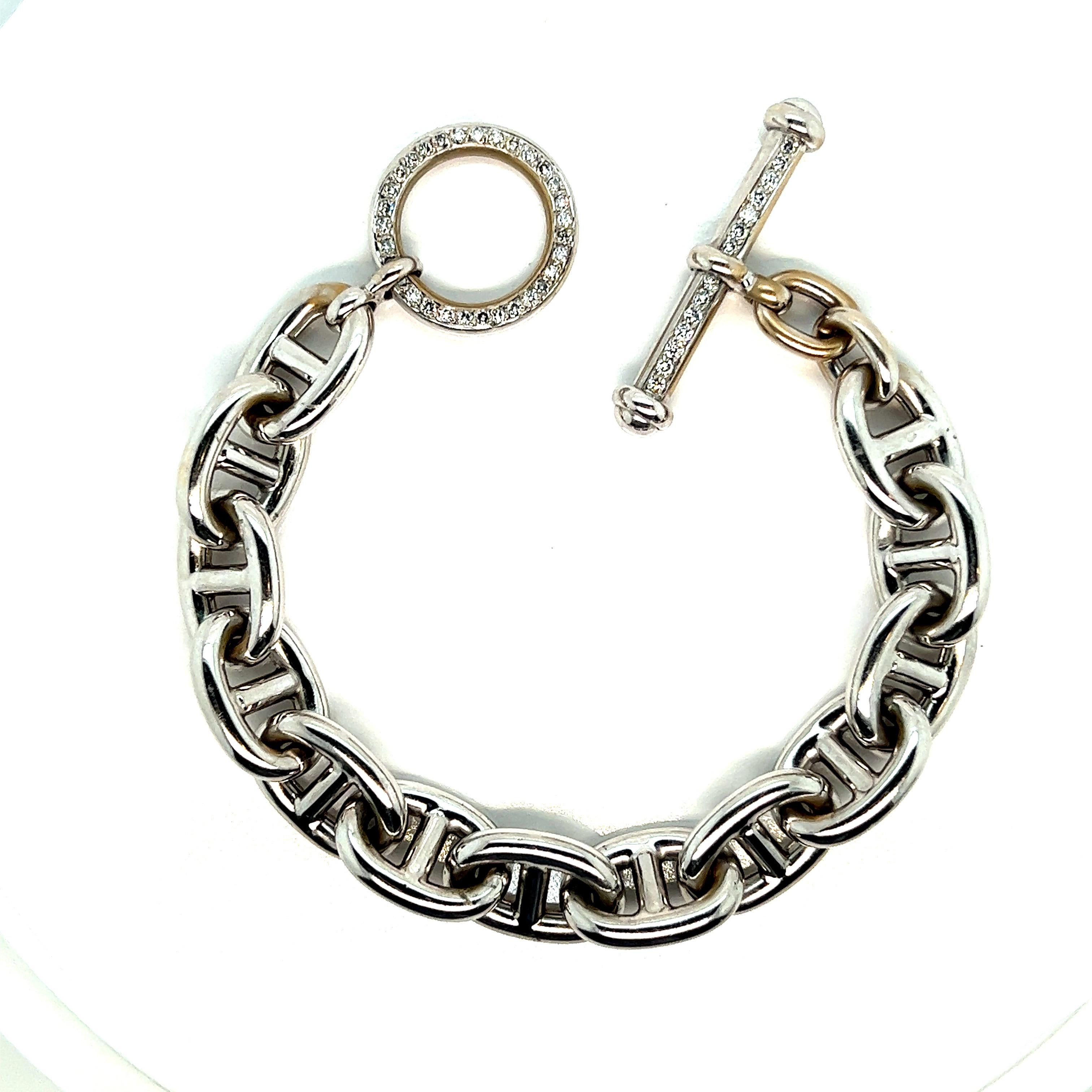 Descubre este magnífico brazalete de oro blanco de 18 quilates, una joya de elegancia excepcional que añadirá un toque de sofisticación a tus conjuntos cotidianos. La malla 