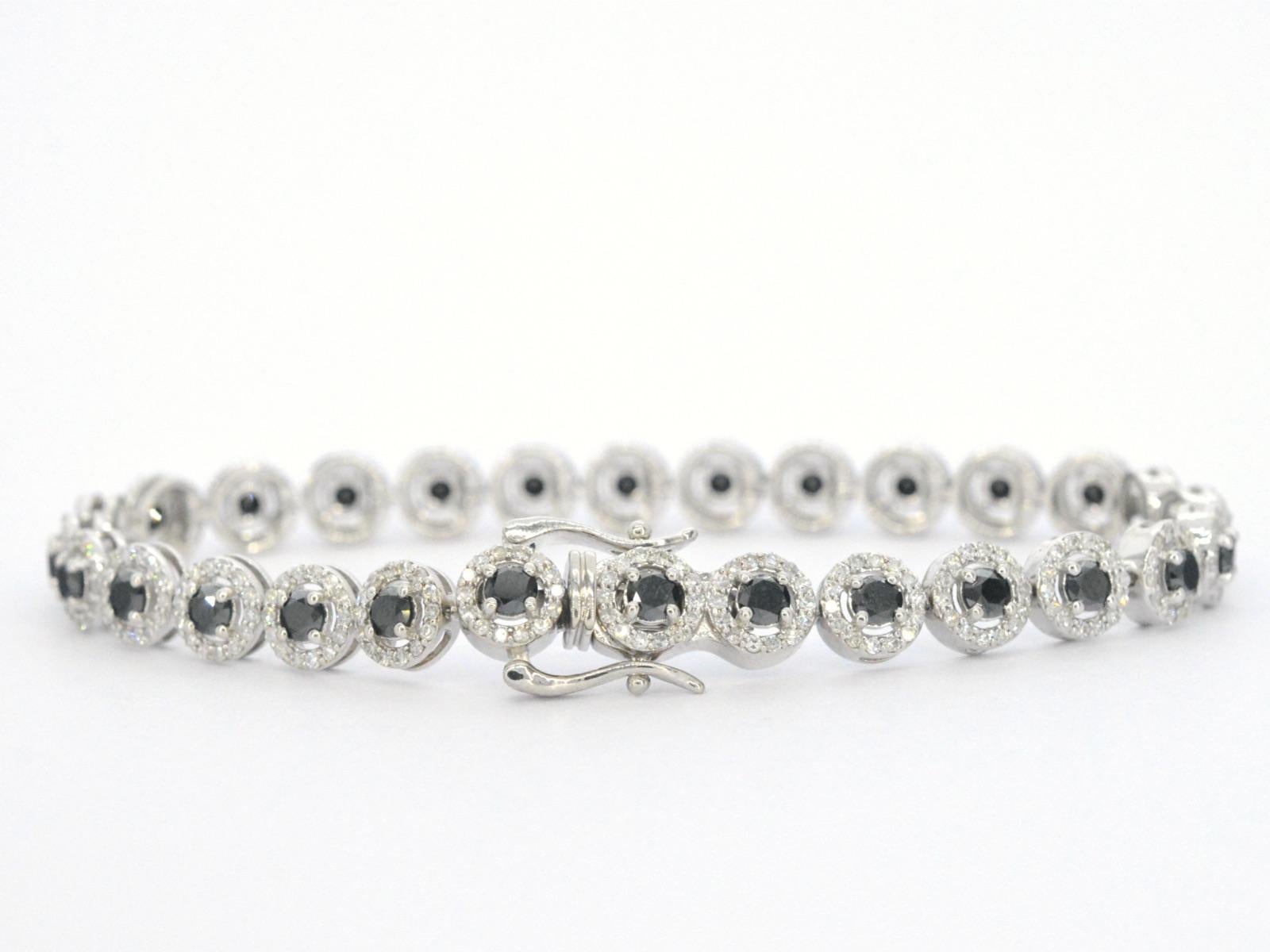 Contemporain Bracelet en or blanc avec diamants et fleurons de 5,80 carats en vente
