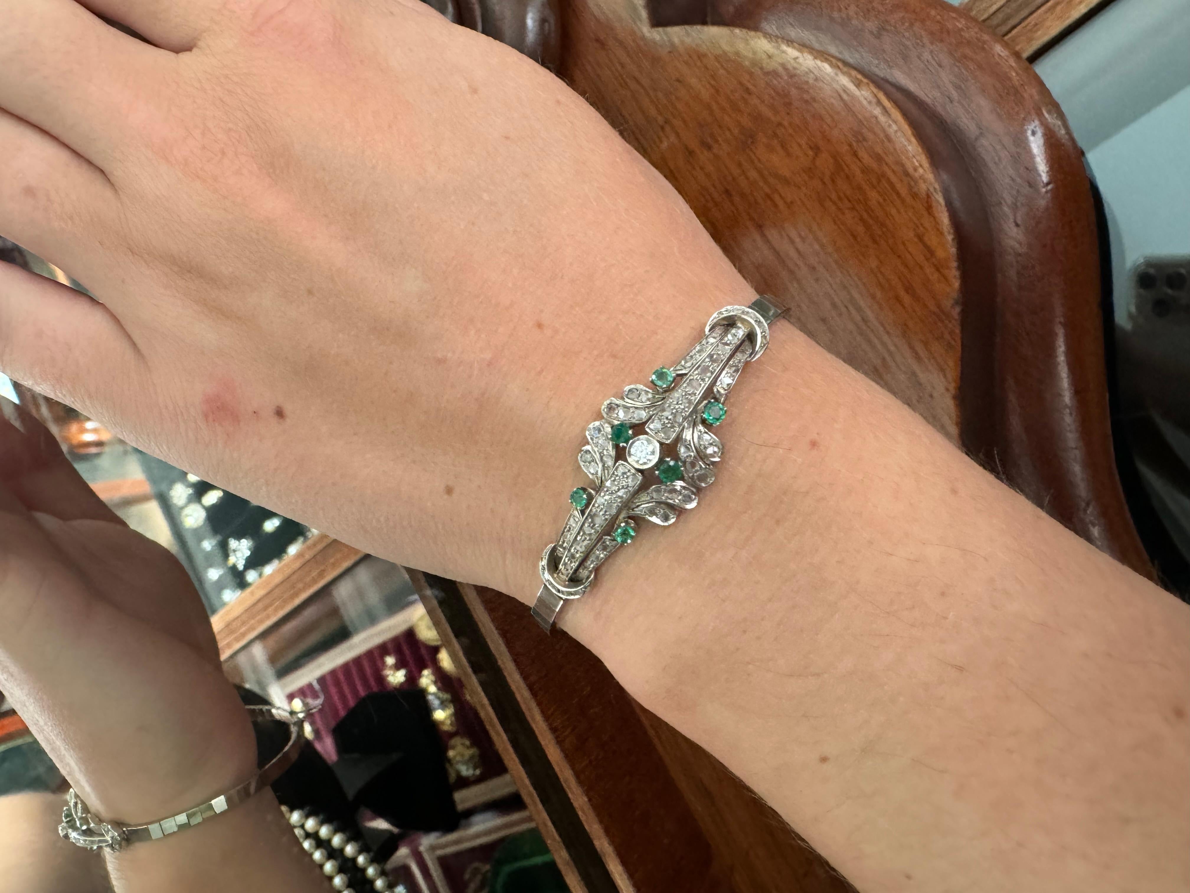 Bracciale in oro bianco con smeraldi e diamanti, metà del XX secolo. In condizioni buone in vendita a Chorzów, PL