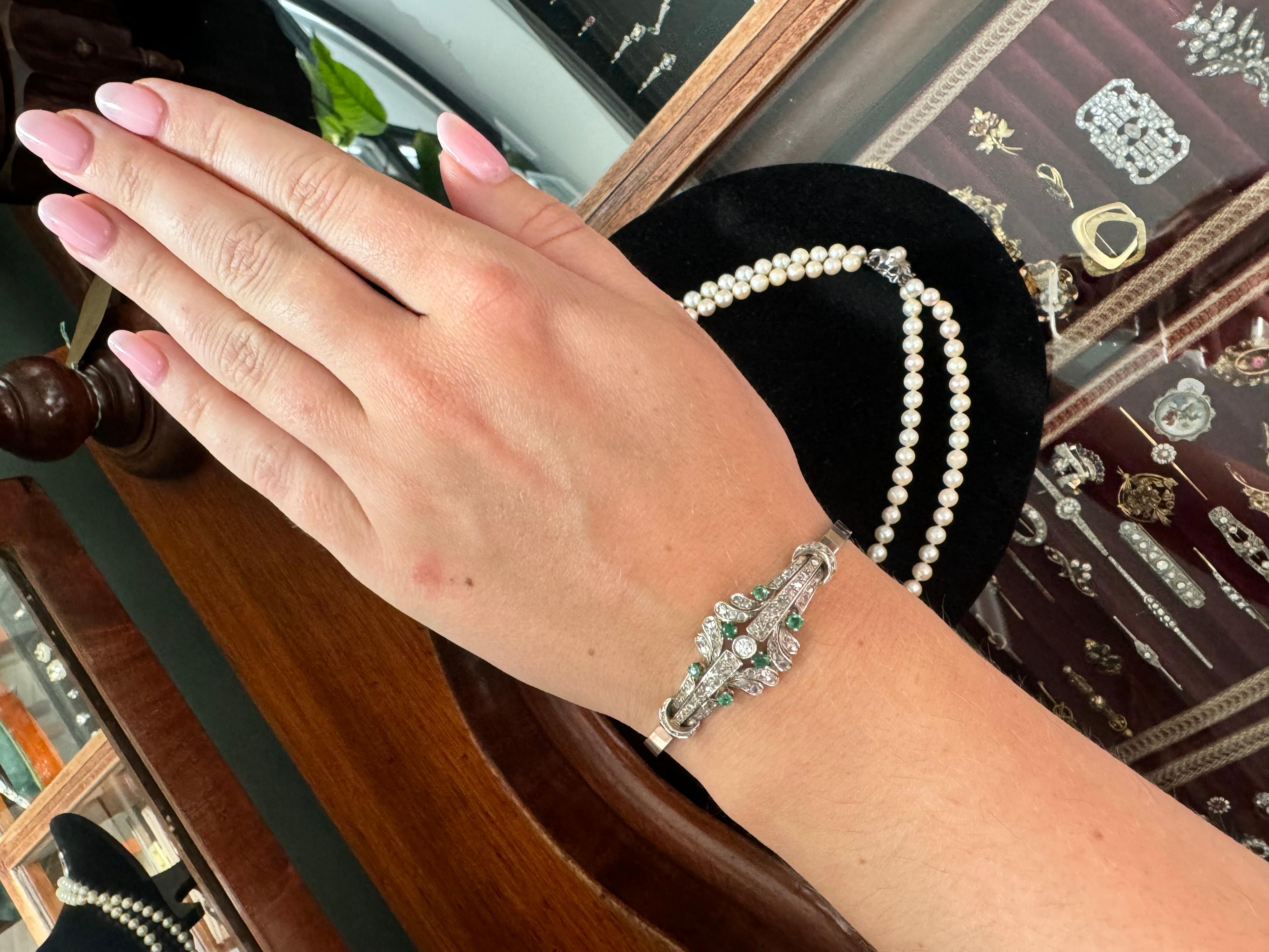 Bracciale in oro bianco con smeraldi e diamanti, metà del XX secolo. in vendita 2