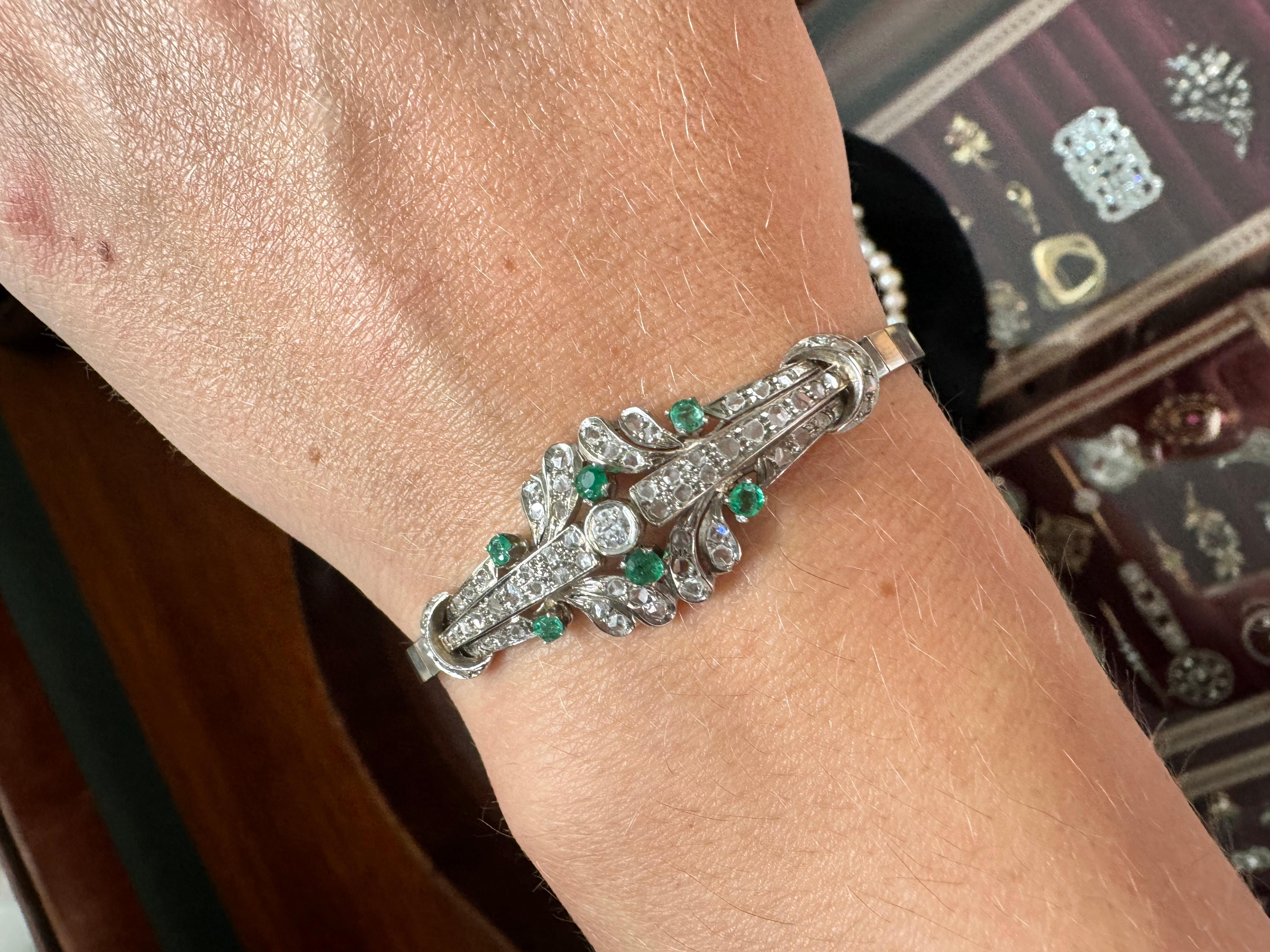 Bracciale in oro bianco con smeraldi e diamanti, metà del XX secolo. in vendita 3