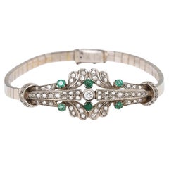 Brazalete de oro blanco con esmeraldas y diamantes, mediados del siglo XX.