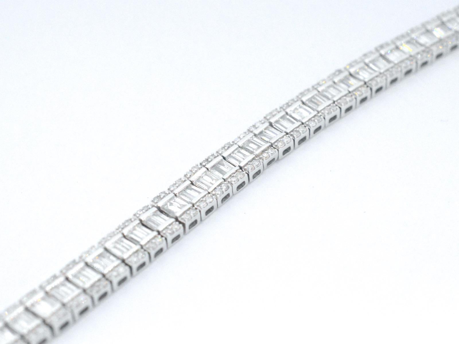 Bracelet en or blanc entièrement serti de diamants de 4,50 carats Pour femmes en vente