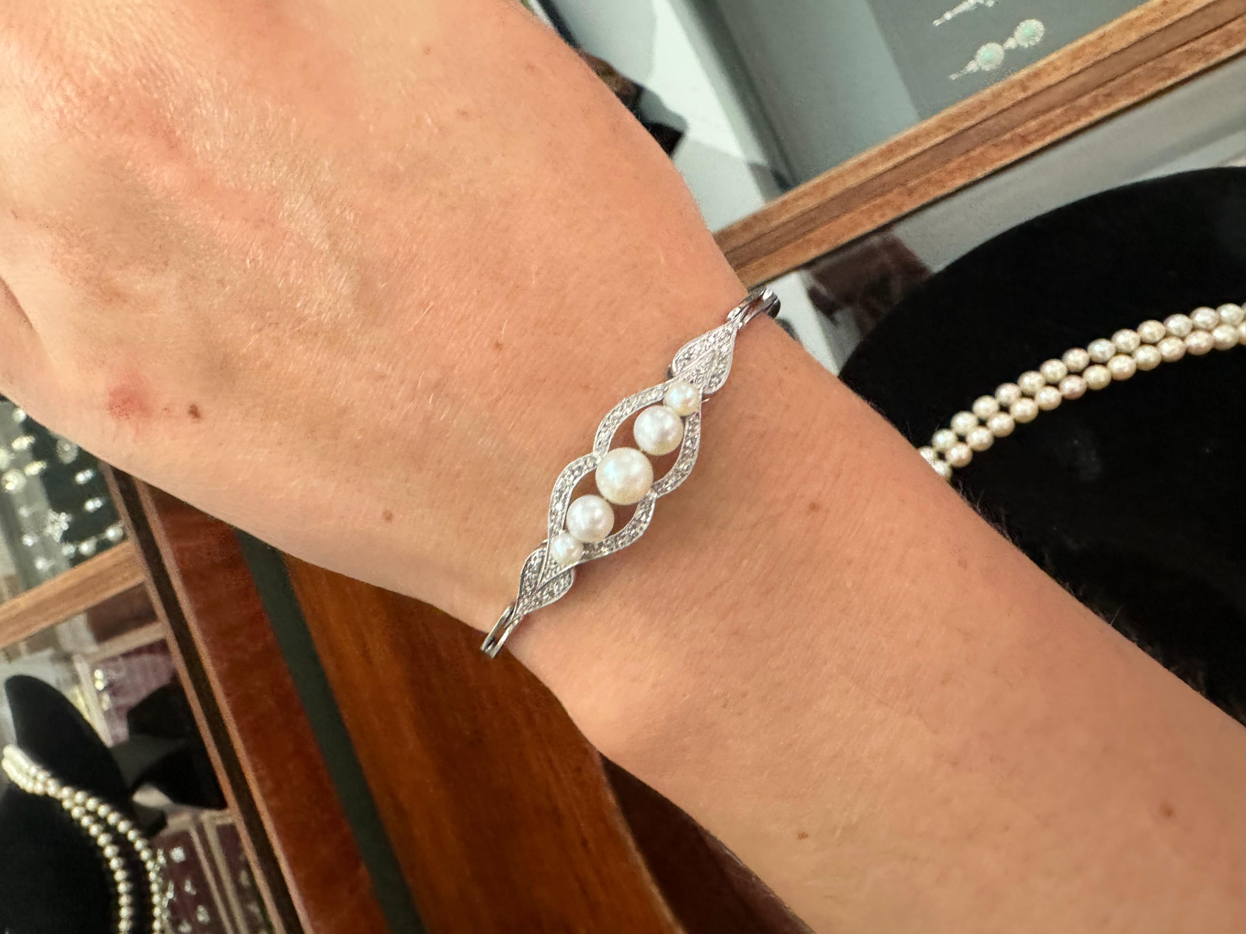 Pulsera de oro blanco con perlas y diamantes. en venta 1