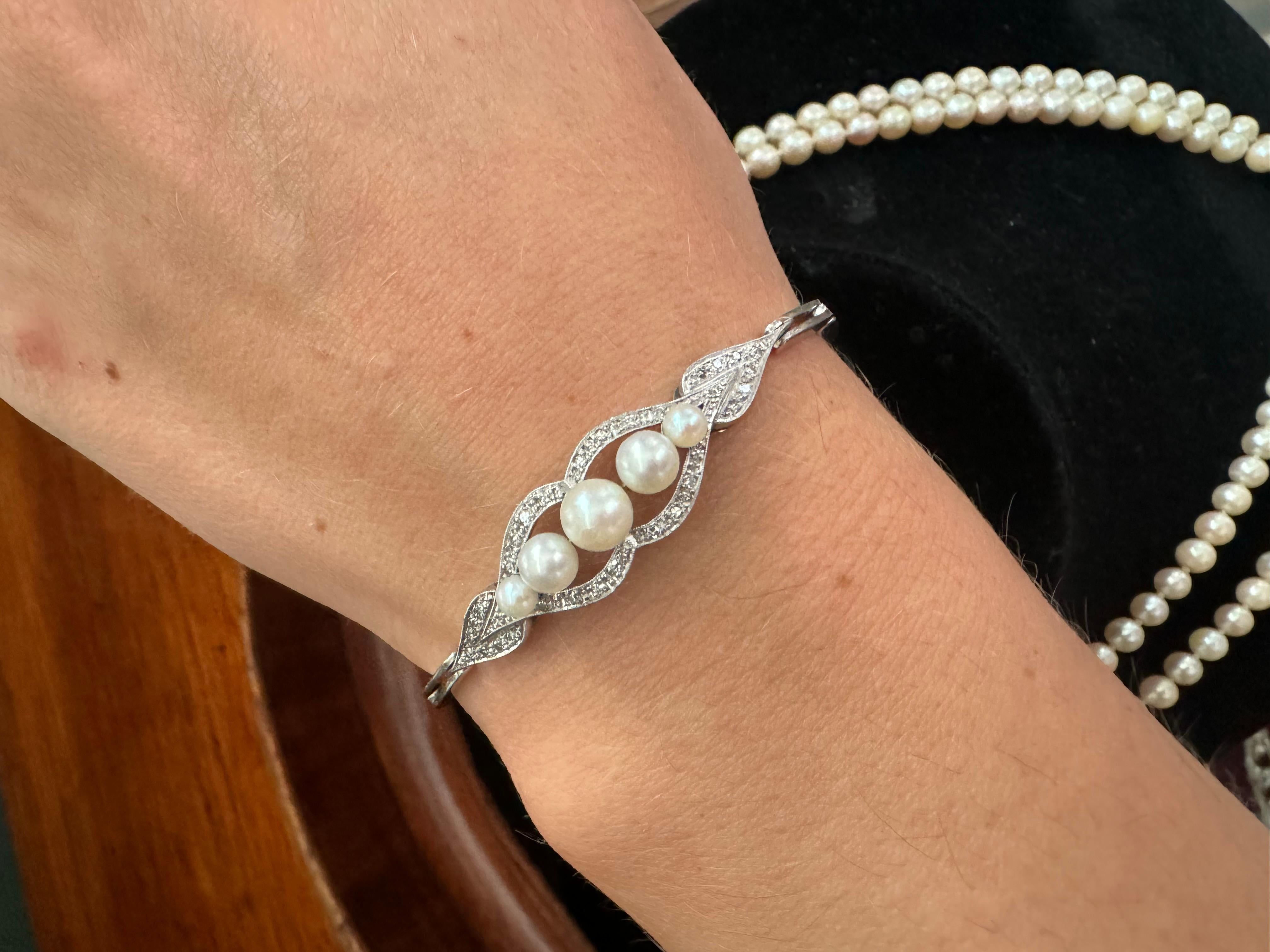 Pulsera de oro blanco con perlas y diamantes. en venta 2