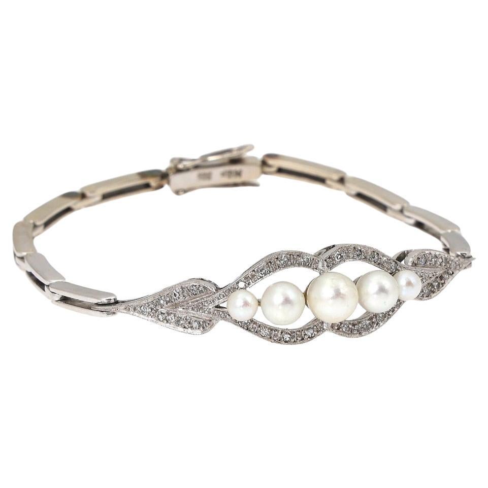 White gold bracelet with pearls and diamonds.