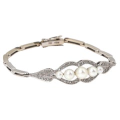 White gold bracelet with pearls and diamonds.