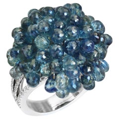 Bague en or blanc avec saphir bleu en forme de briolette et diamant