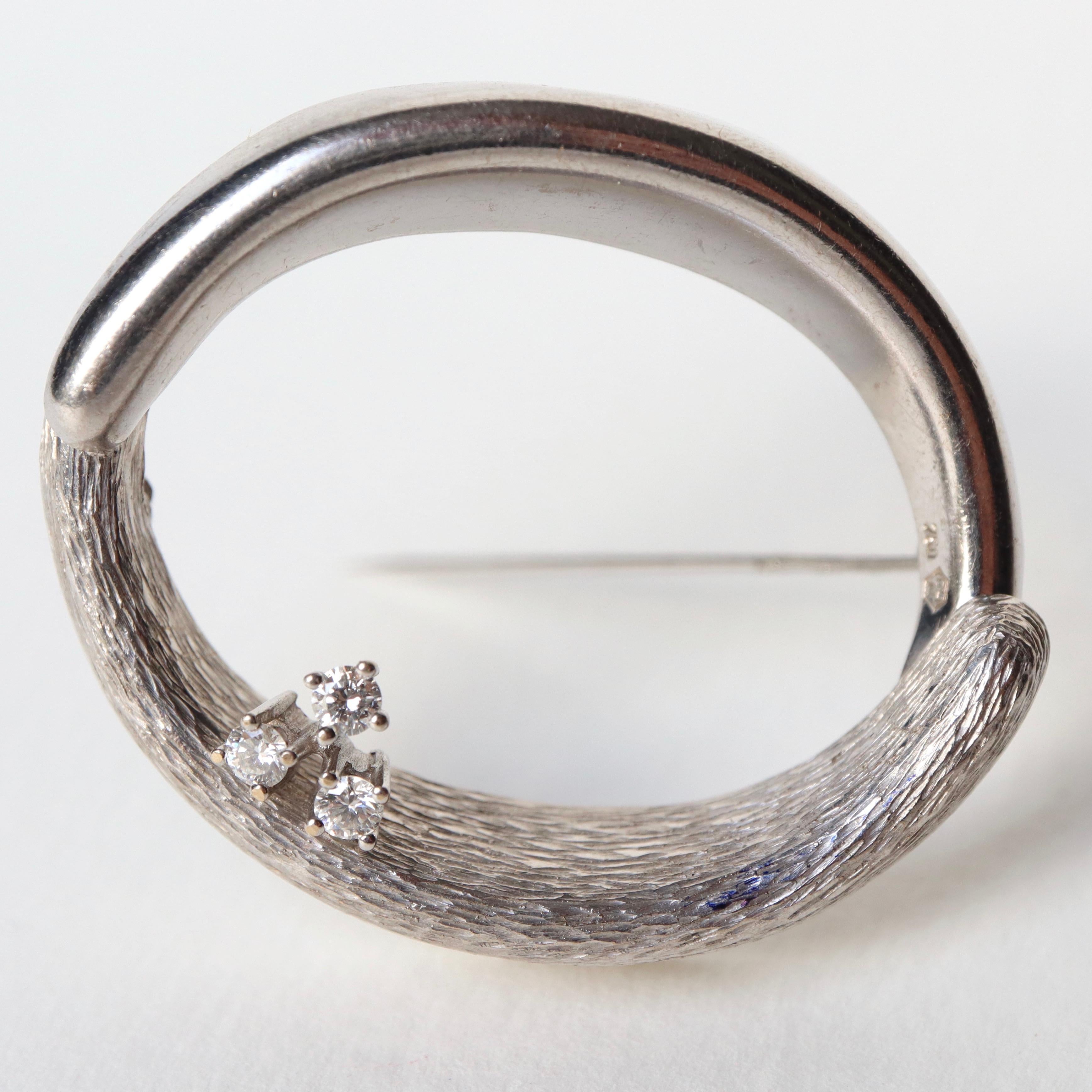 White Gold Brooch 18kt and Diamonds For Sale 1