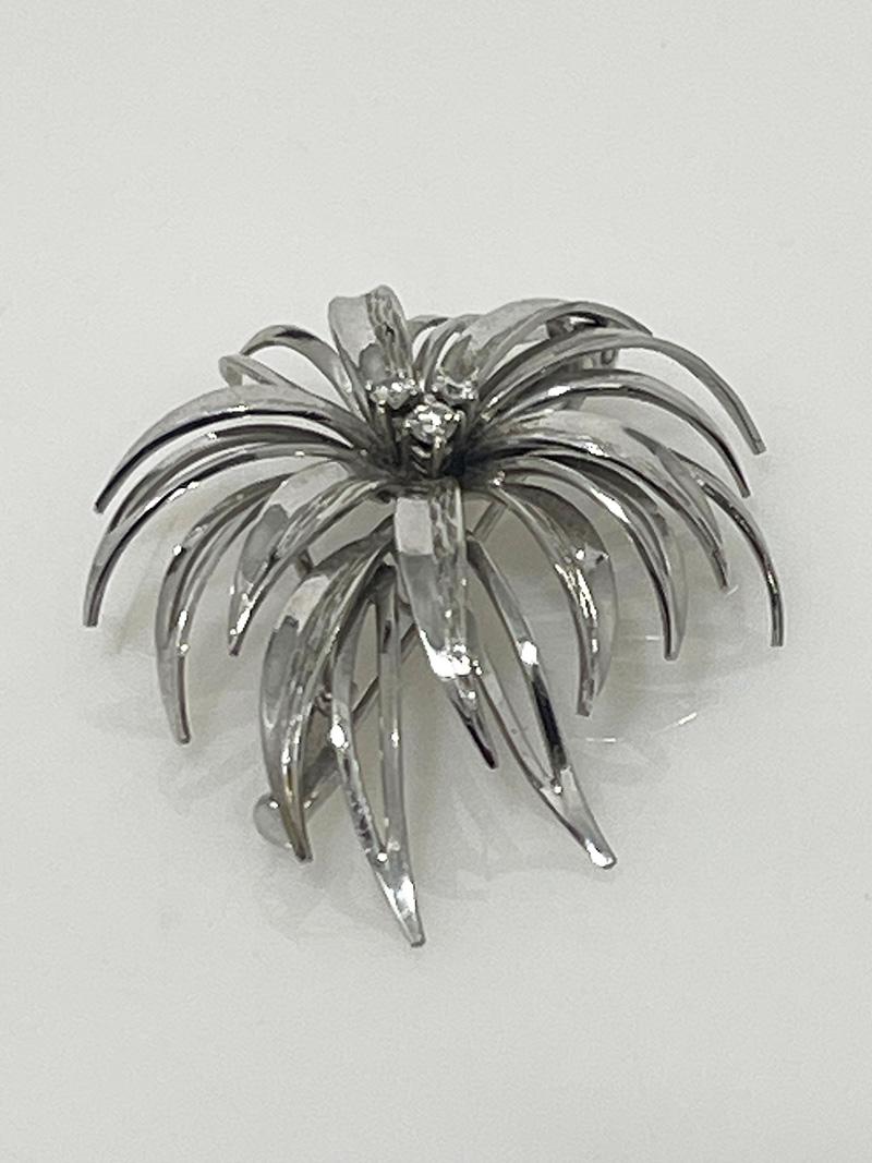White gold brooch by E. Maier Amsterdam, 1970s

A Dutch elegant white gold brooch with a floral leaf motif and 3 brilliant cut diamonds. The brooch has the Dutch gold hallmarks of 