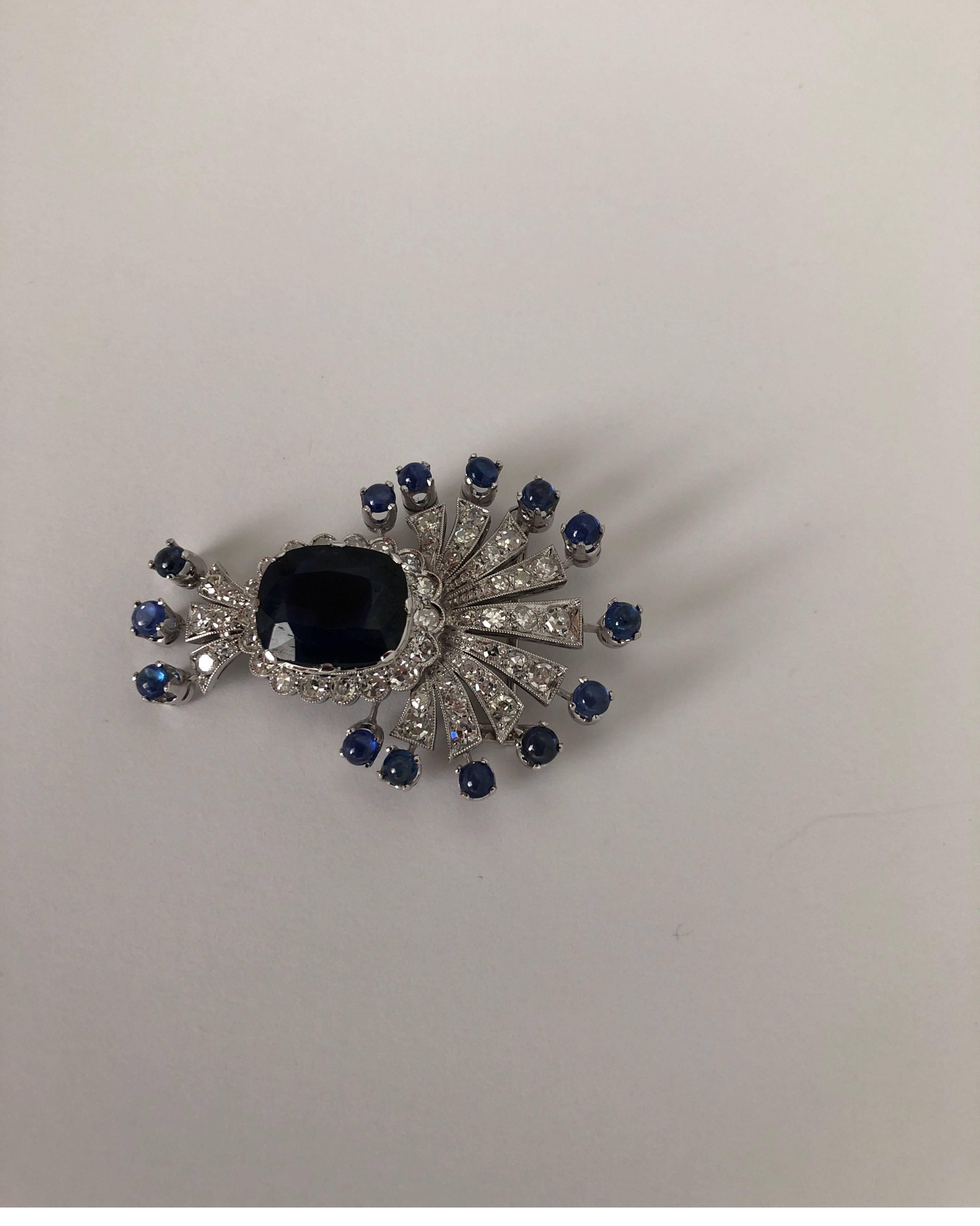 White gold brooch with white diamonds and blue sapphires
Amazing interpretation for this fabulous sapphire blue with a cut that has enhanced the characteristics
Emphatic design
Decidedly grand character this precious brooch
18 kt Gold for a total
