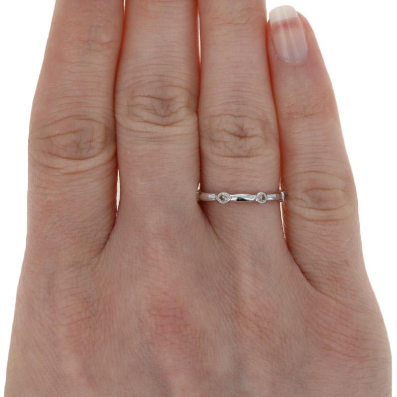 Eternity Ring aus Weißgold mit braunem Diamant, 18 Karat runder .22 Karat Ehering (Rundschliff) im Angebot