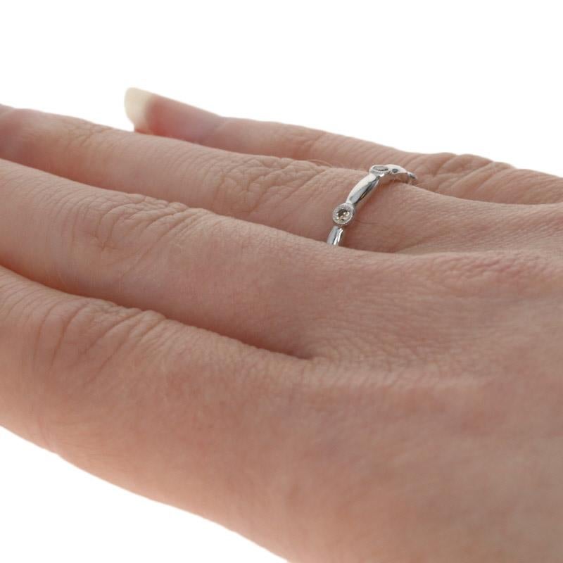 Eternity Ring aus Weißgold mit braunem Diamant, 18 Karat runder .22 Karat Ehering im Zustand „Neu“ im Angebot in Greensboro, NC