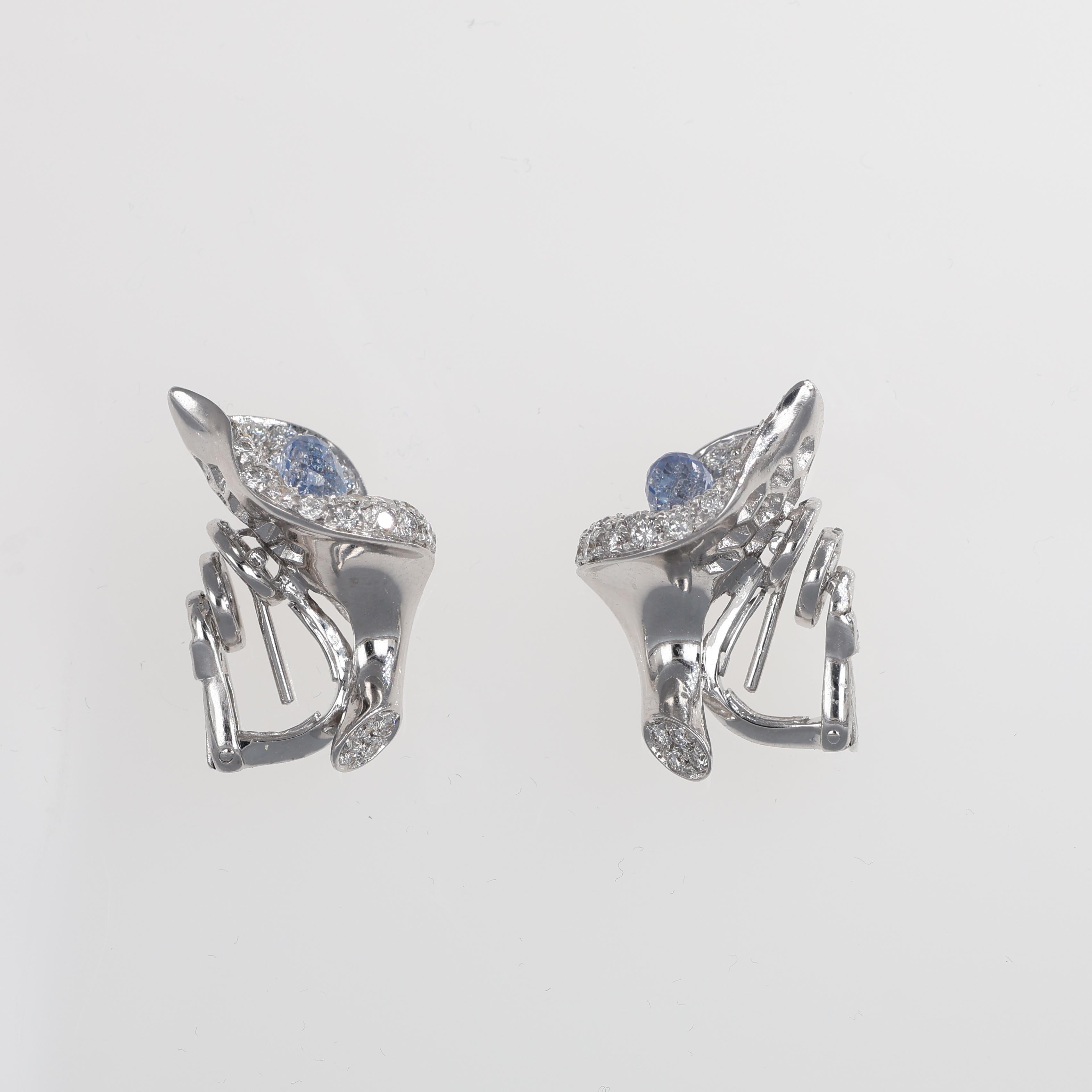 White Gold Calla Lily Earrings with Diamonds and Sapphires In New Condition For Sale In Bergamo, BG