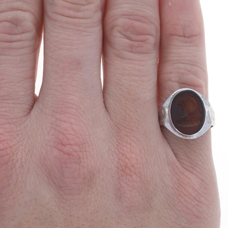 Größe: Ja
Gebühr für Größenanpassung: 1 Größe höher für $40 oder 1 1/2 Größen niedriger für $40

Epoche: Art Deco

Metall Inhalt: 10k Weißgold

Informationen zu Stein

Karneol
Schnitt: Intaglio

Stil: Solitär
Armband Style: 45793
Thema: Uralte