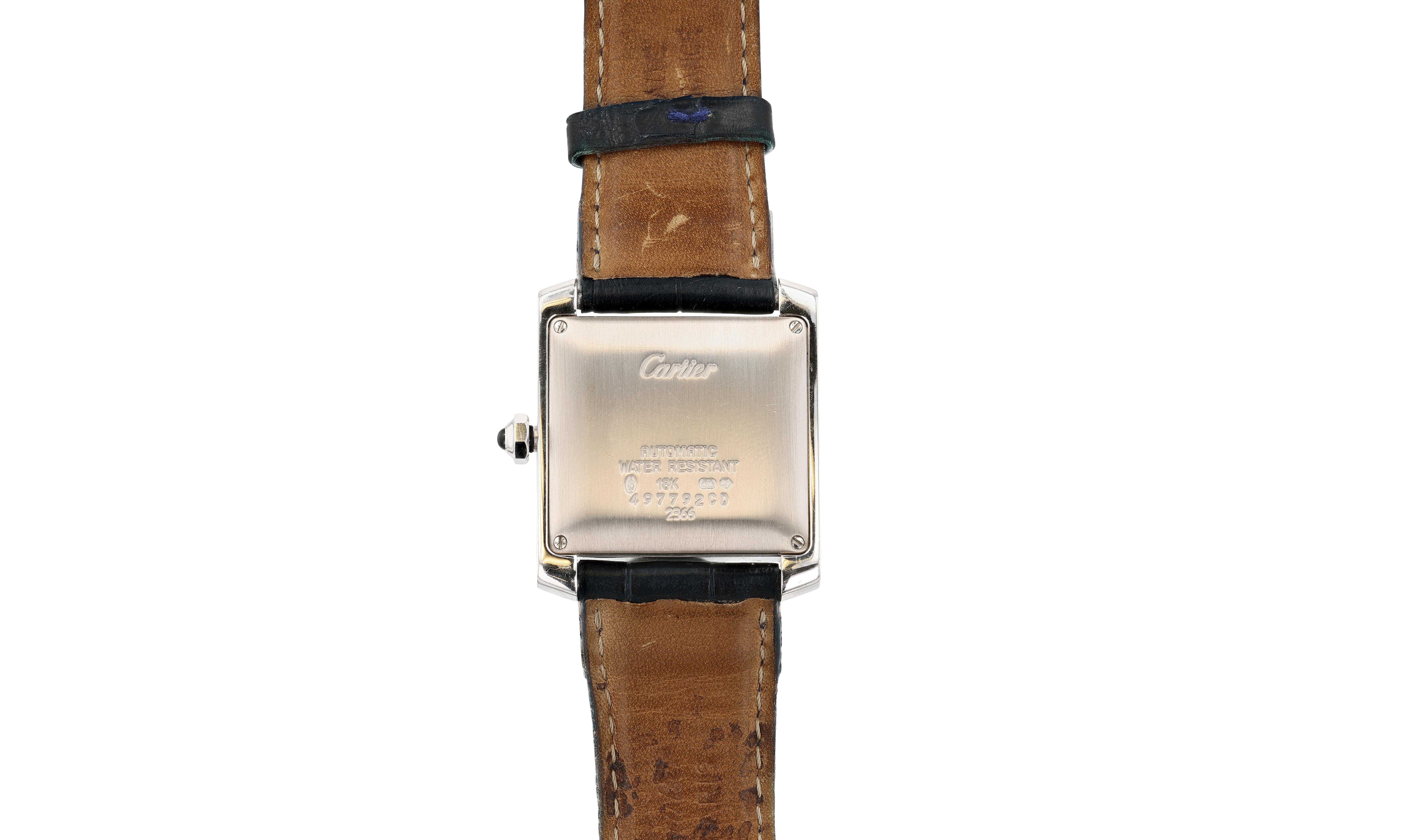 Une montre-bracelet Tank de Cartier en or blanc à remontage automatique sur un bracelet en crocodile bleu de Cartier avec une boucle ardillon de Cartier. La montre est dotée d'un mouvement automatique avec fonction date, d'un cadran guilloché et des
