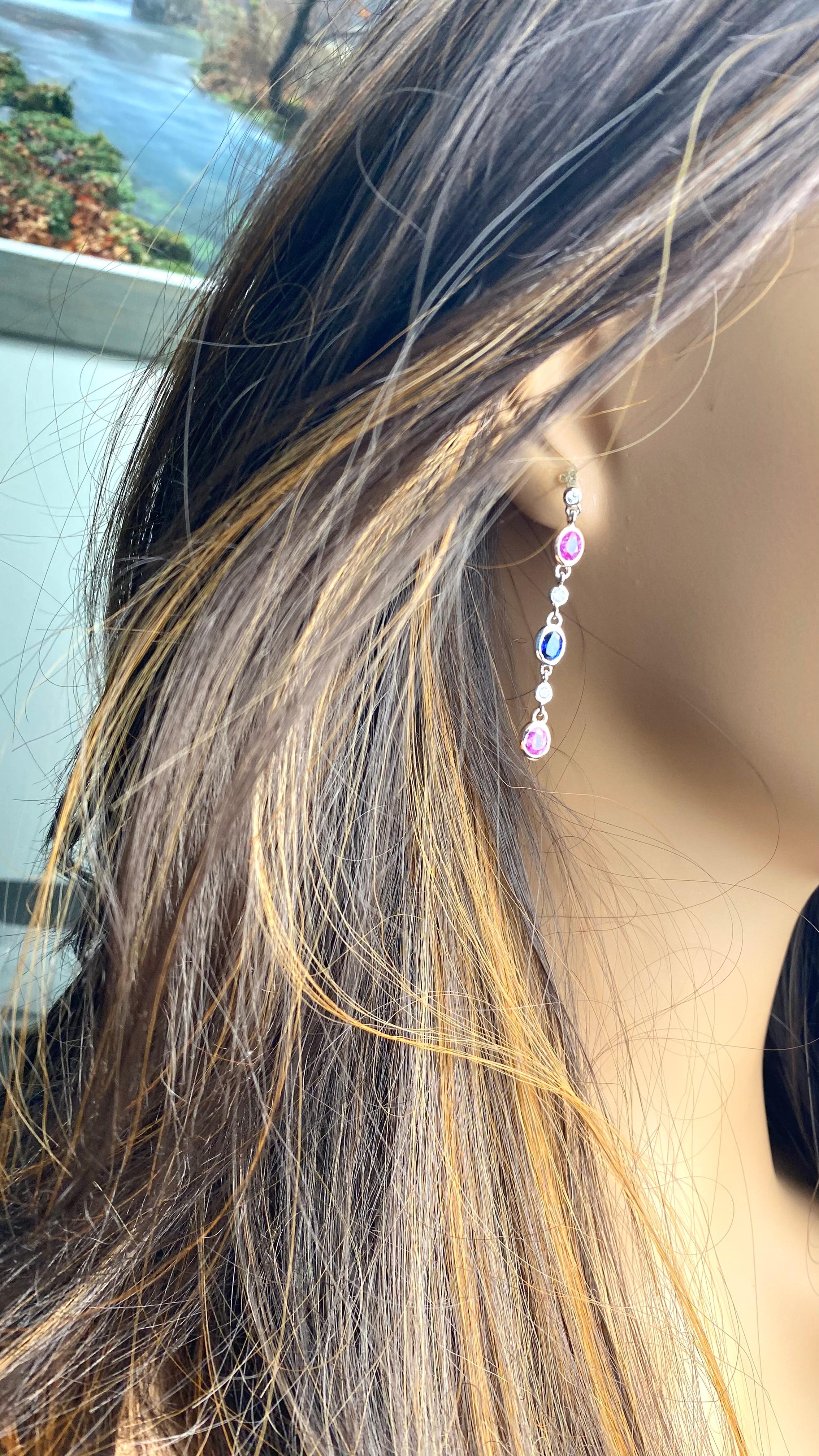 Moderne Boucles d'oreilles pendantes Ceylan en or blanc, saphir bleu, rose et diamant de 1,75 pouce en vente