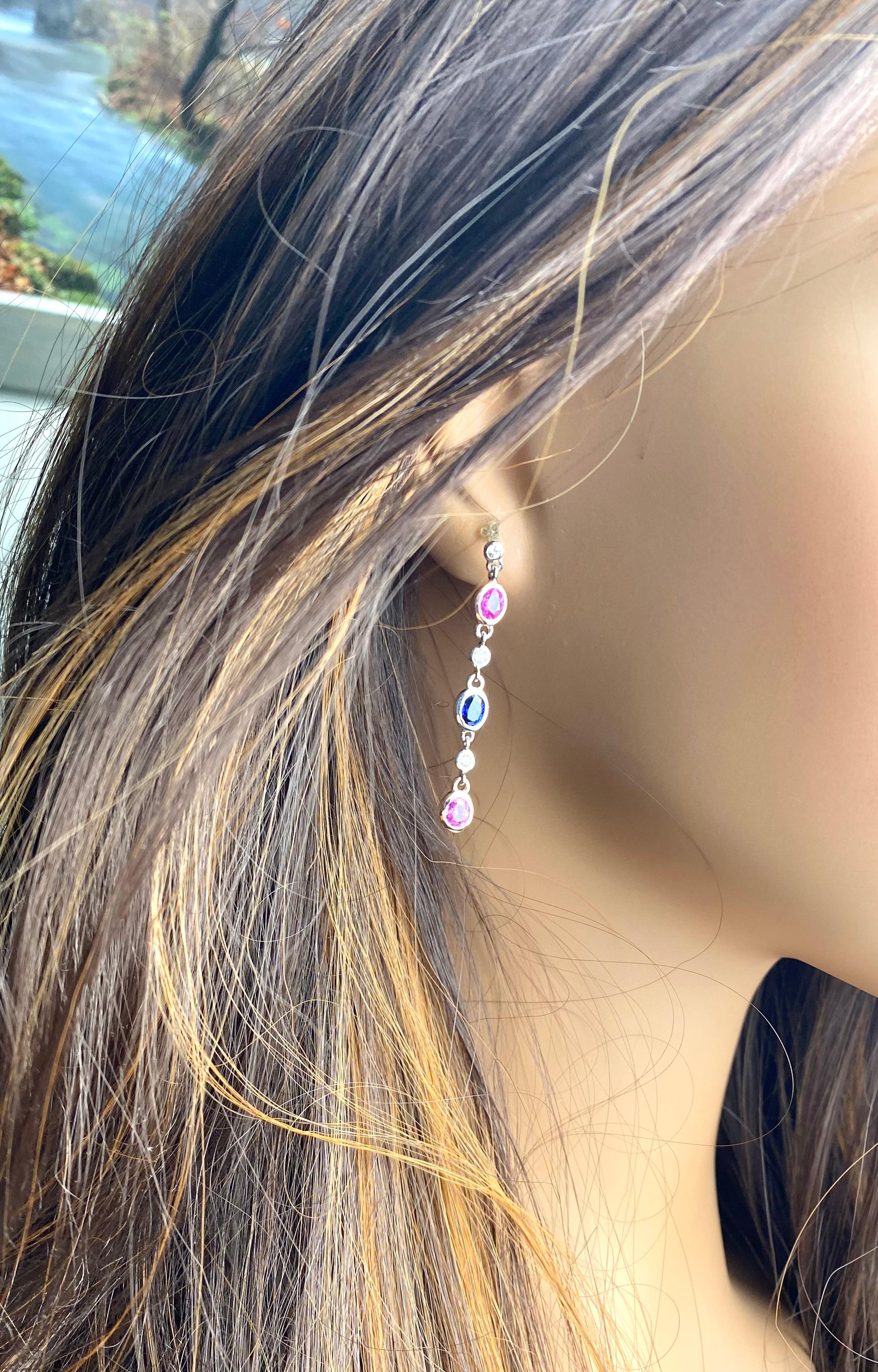 Taille coussin antique Boucles d'oreilles pendantes Ceylan en or blanc, saphir bleu, rose et diamant de 1,75 pouce en vente