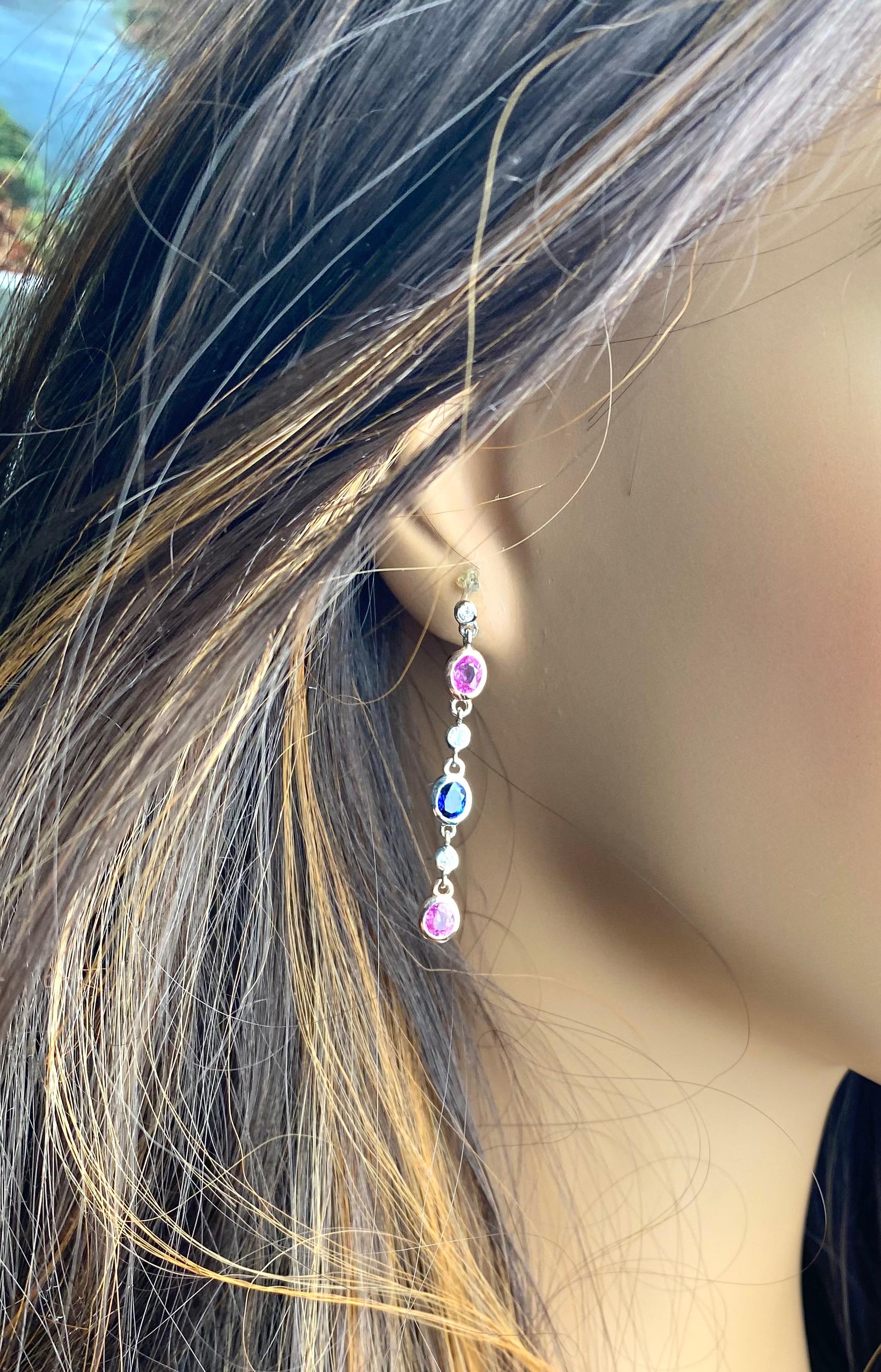 Boucles d'oreilles pendantes Ceylan en or blanc, saphir bleu, rose et diamant de 1,75 pouce Pour femmes en vente