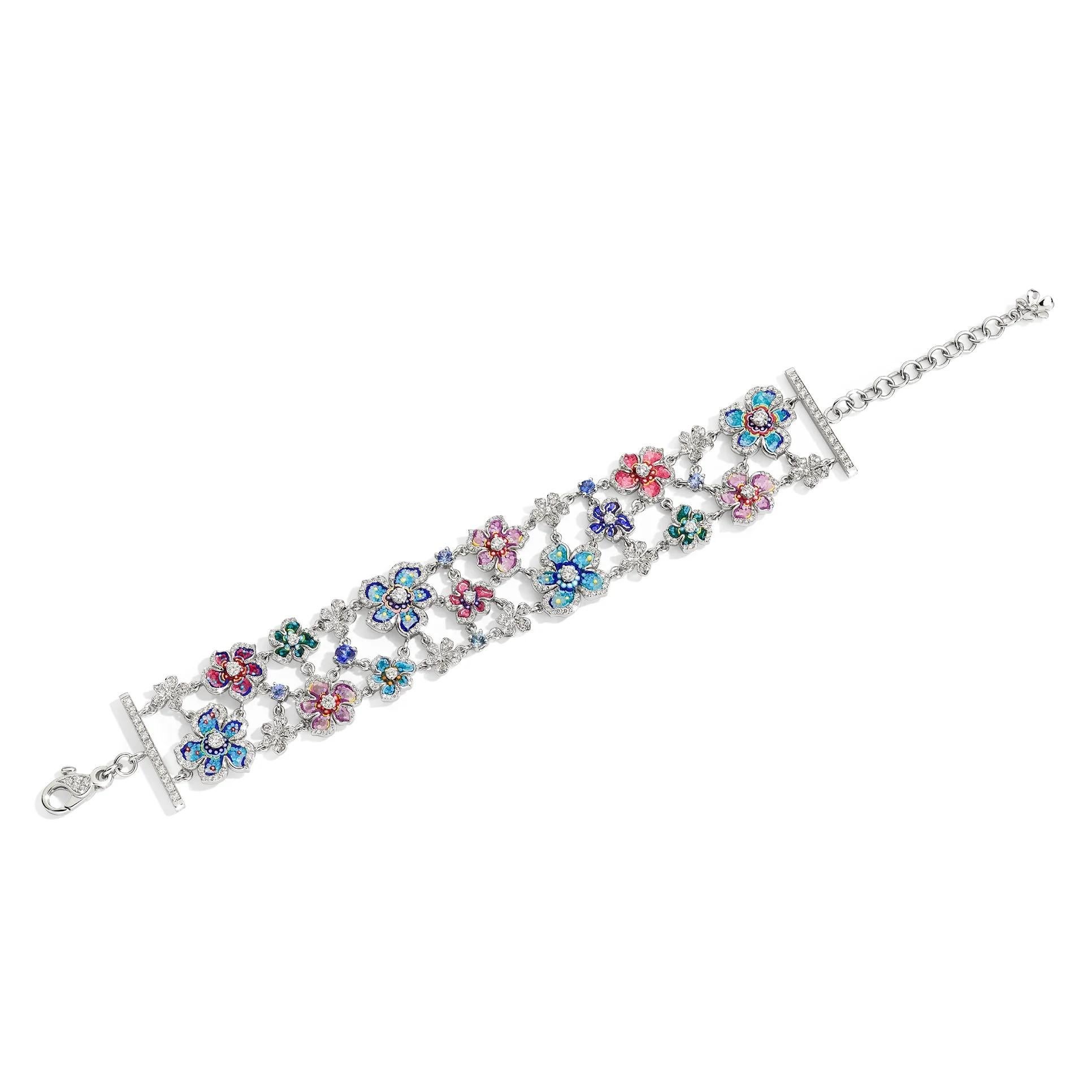 Adórnate con la belleza floral de la pulsera Giardino Estate, una pieza diseñada para evocar el encanto de un jardín de verano. 
Los vibrantes colores captan la calidez de la estación, entrelazados con deslumbrantes diamantes blancos y zafiros
